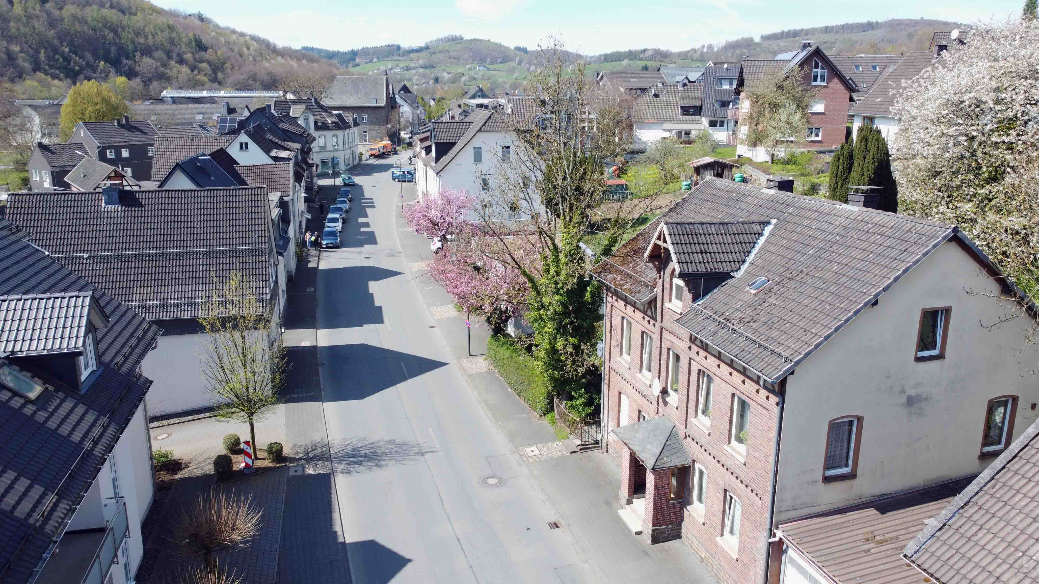 Morsbach: Achtung Handwerker! Schönes, aber modernisierungsbedürftiges Backsteinhaus, sehr zentral, aber auch grün und ländlich gelegen