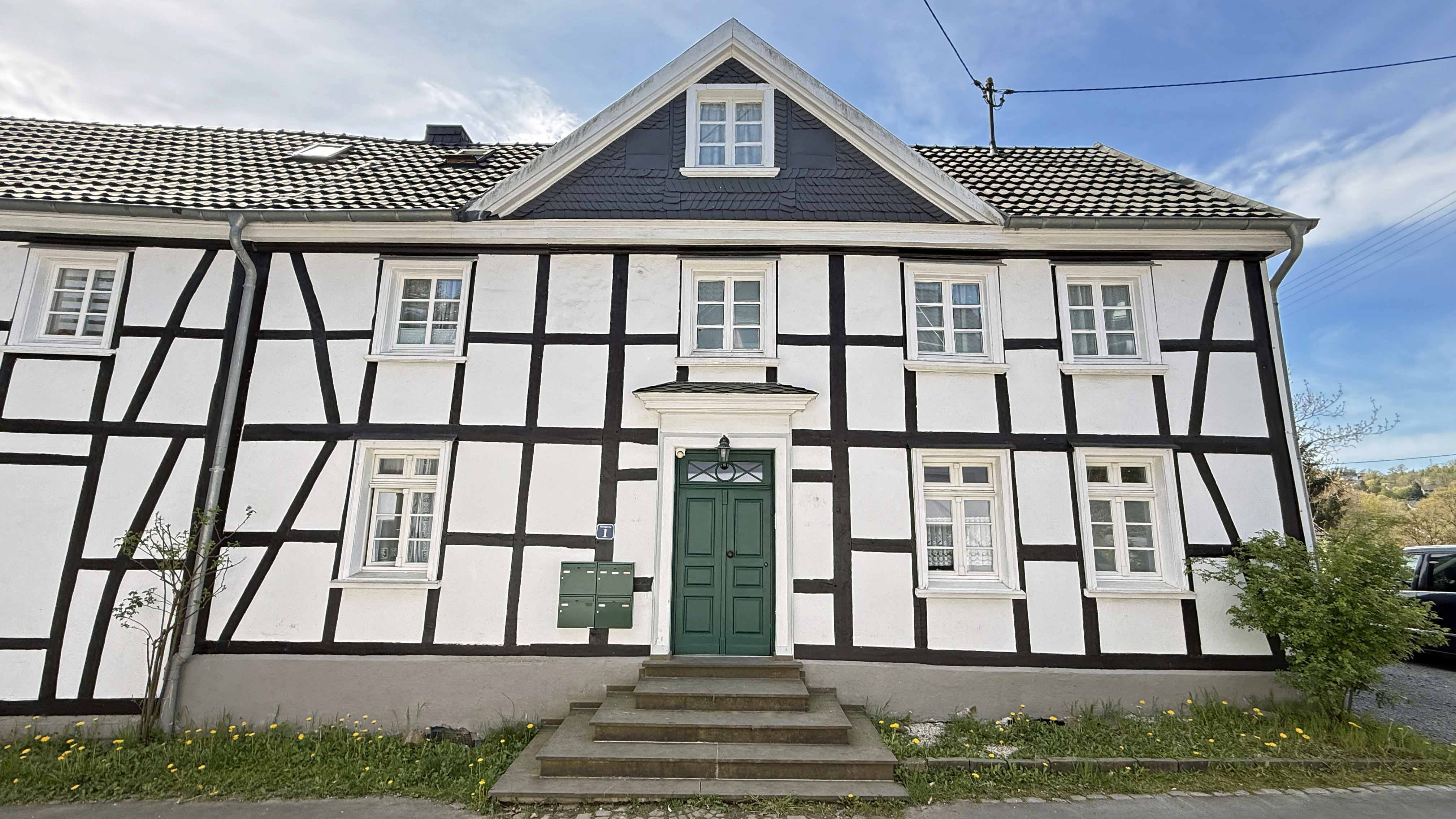 423 2-476 - Reichshof-Oberagger: Komplett saniertes Fachwerkhaus mit 4 vermieteten Wohnungen