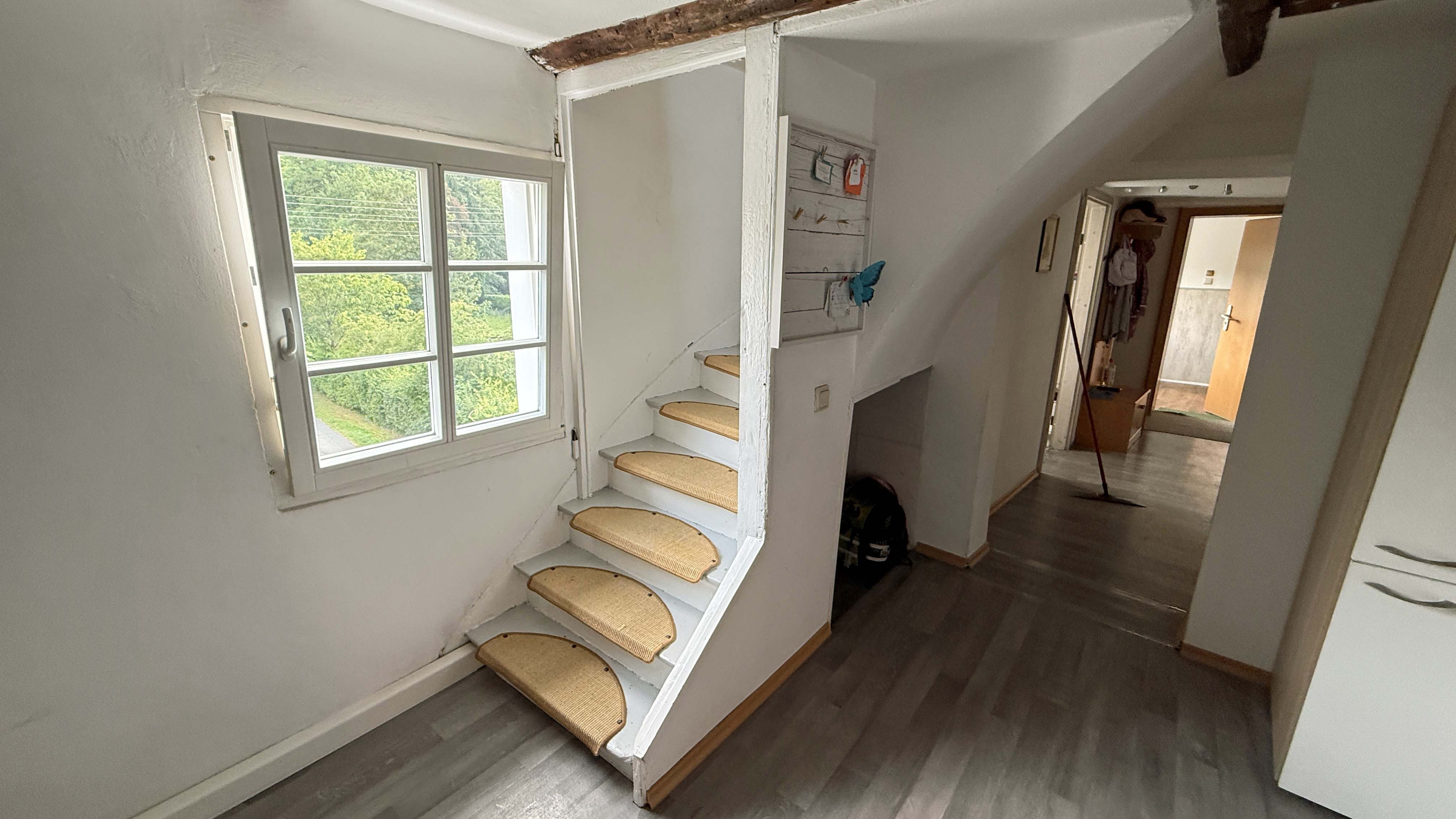 Reichshof-Oberagger: Komplett saniertes Fachwerkhaus mit 4 vermieteten Wohnungen, Wohnung 95 m²: Treppenaufgang zum DG