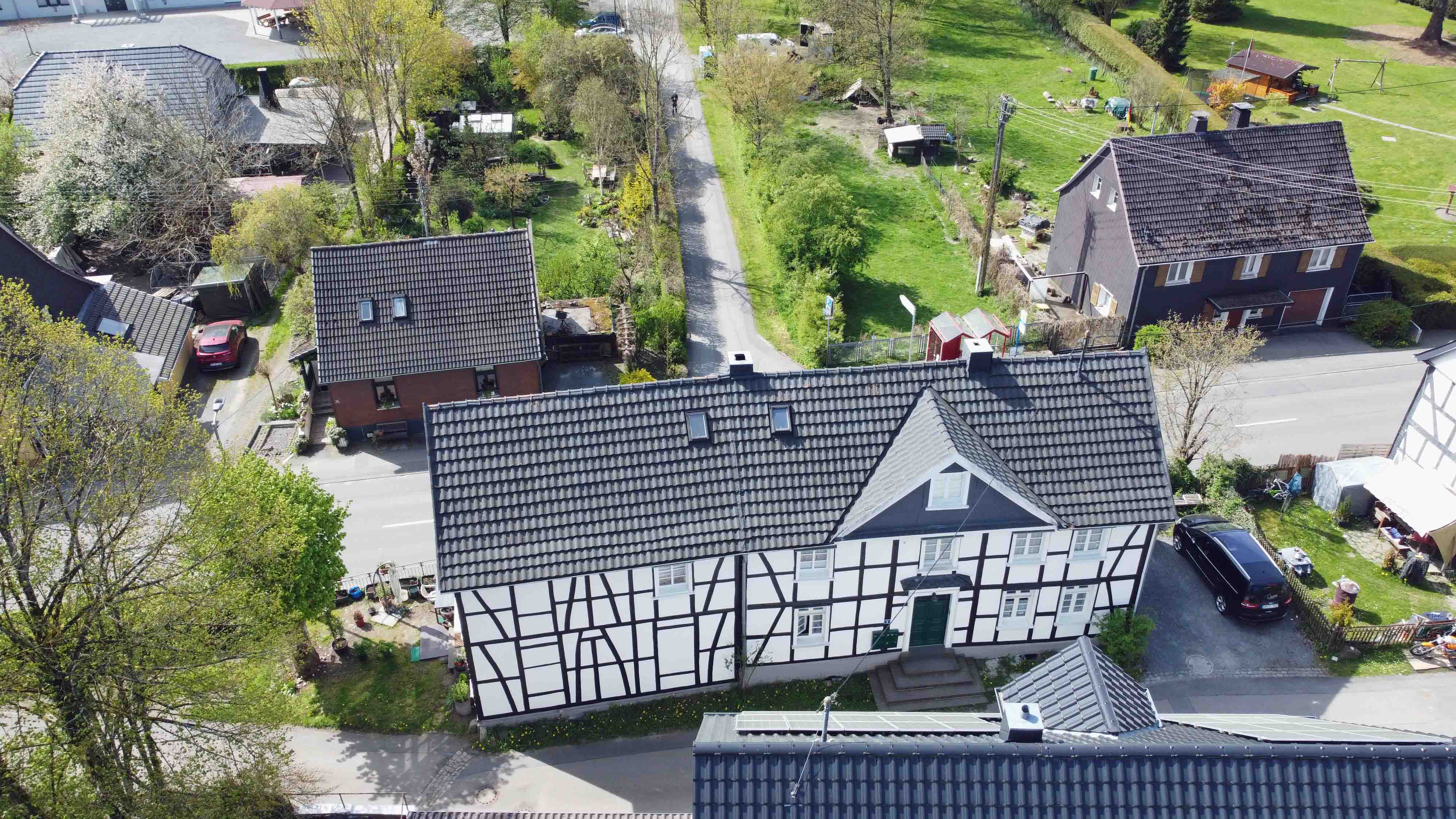 Reichshof-Oberagger: Komplett saniertes Fachwerkhaus mit 4 vermieteten Wohnungen, Eingangsfront