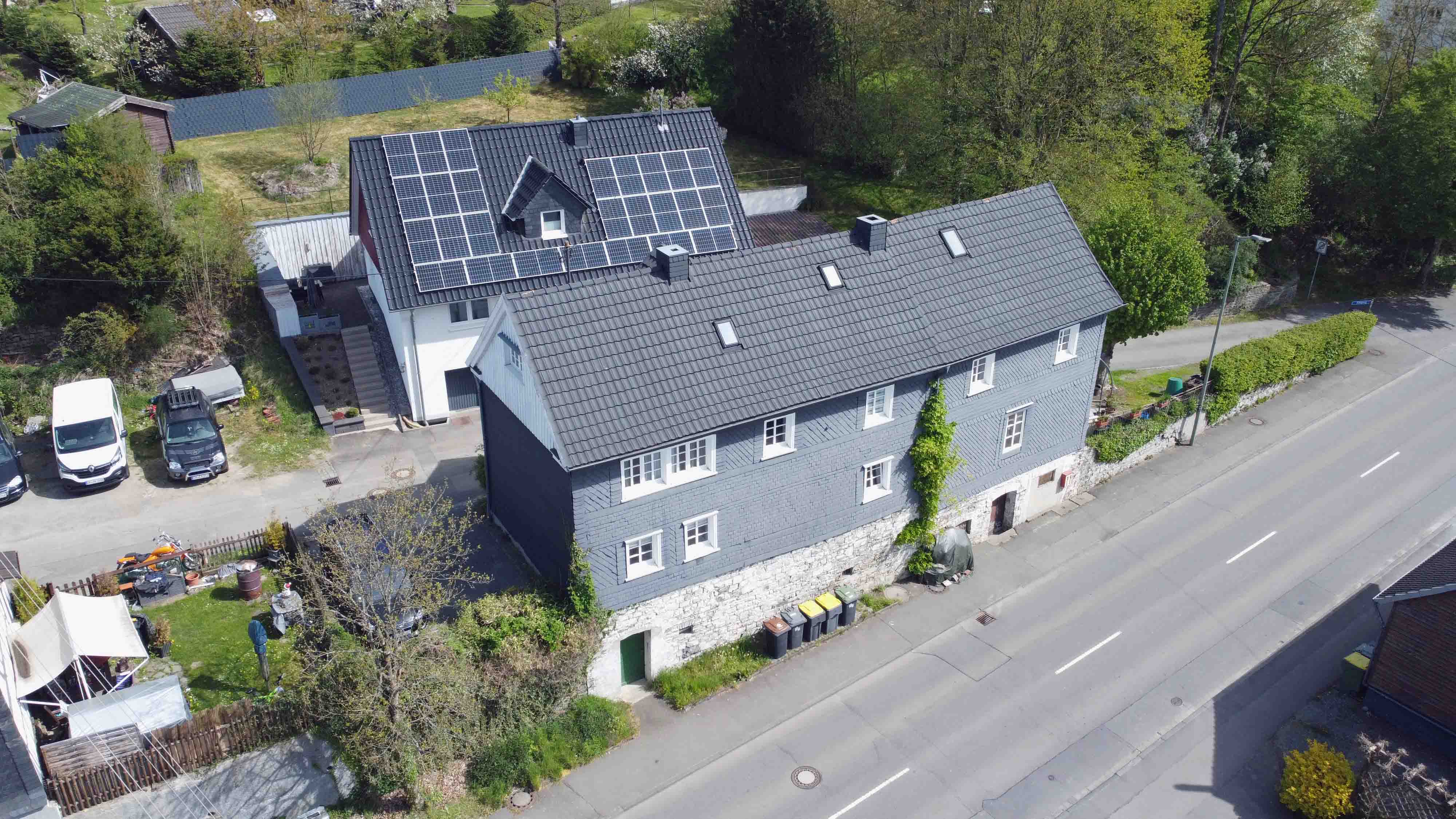 Reichshof-Oberagger: Komplett saniertes Fachwerkhaus mit 4 vermieteten Wohnungen, Straßenfront mit ebenerdigem Zugang zum Keller
