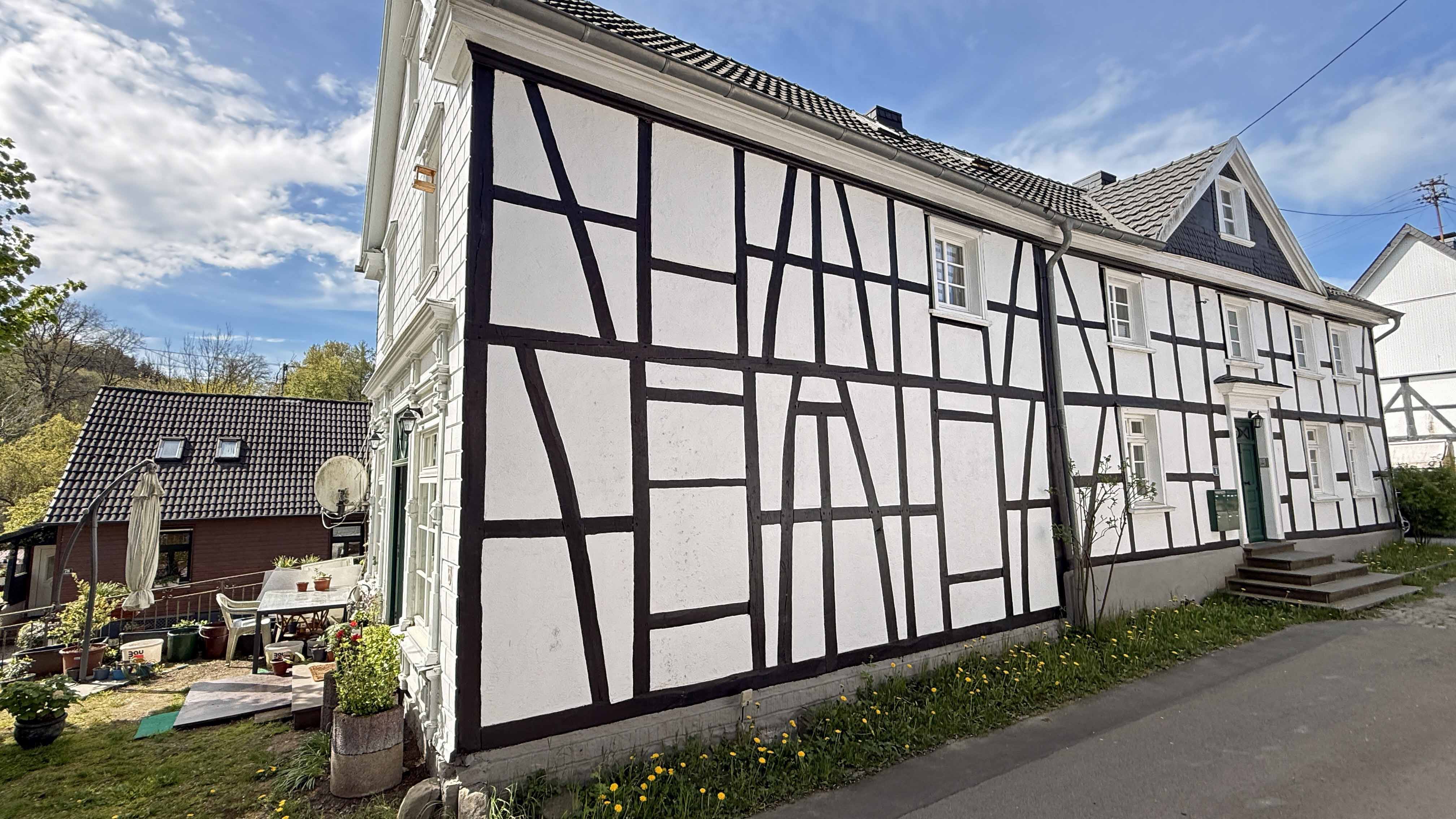 Reichshof-Oberagger: Komplett saniertes Fachwerkhaus mit 4 vermieteten Wohnungen, Die Fassade ist denkmalgeschützt und innen gedämmt