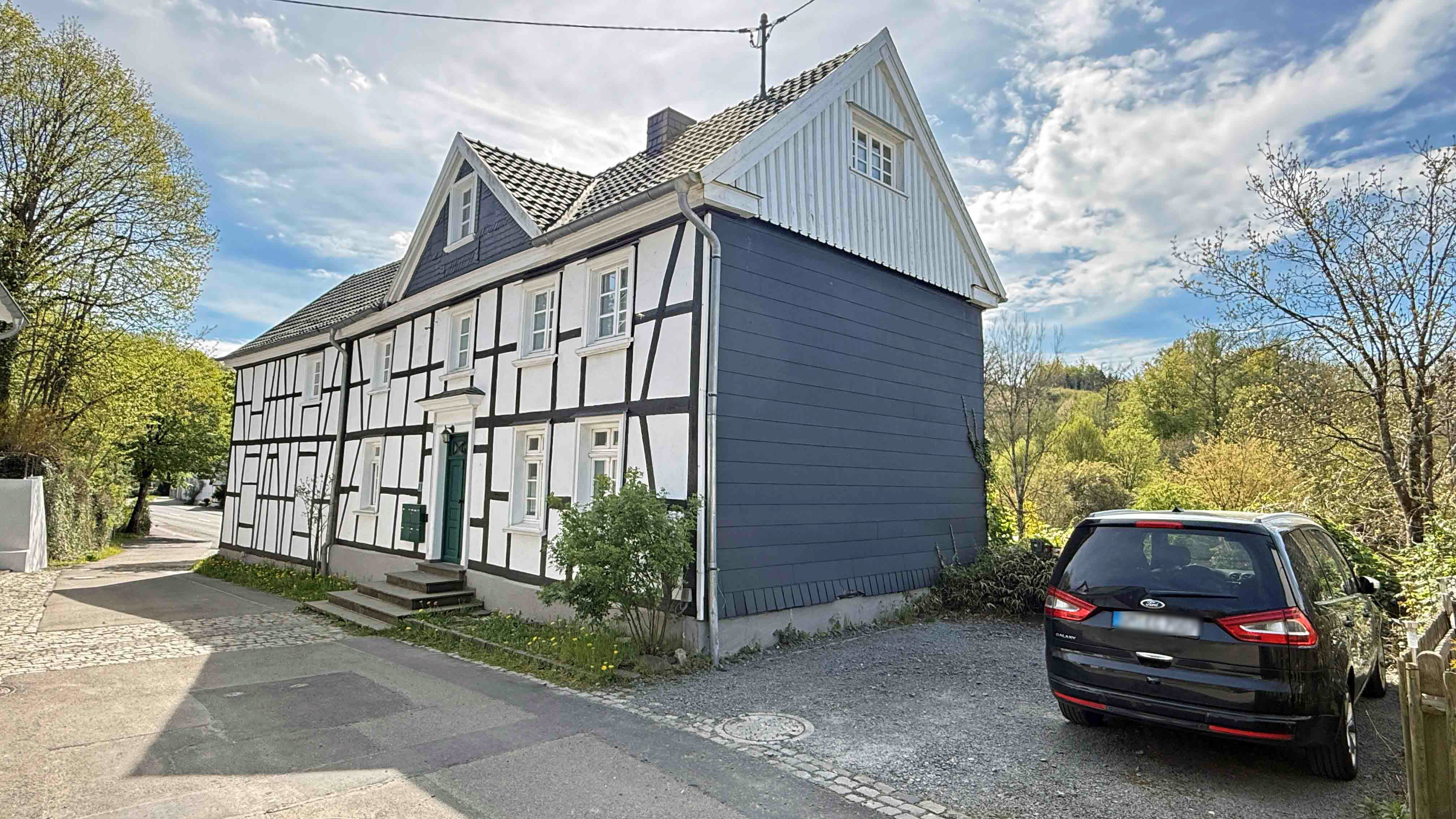 Reichshof-Oberagger: Komplett saniertes Fachwerkhaus mit 4 vermieteten Wohnungen, insgesamt gibt es 3 Stellplätze am Haus