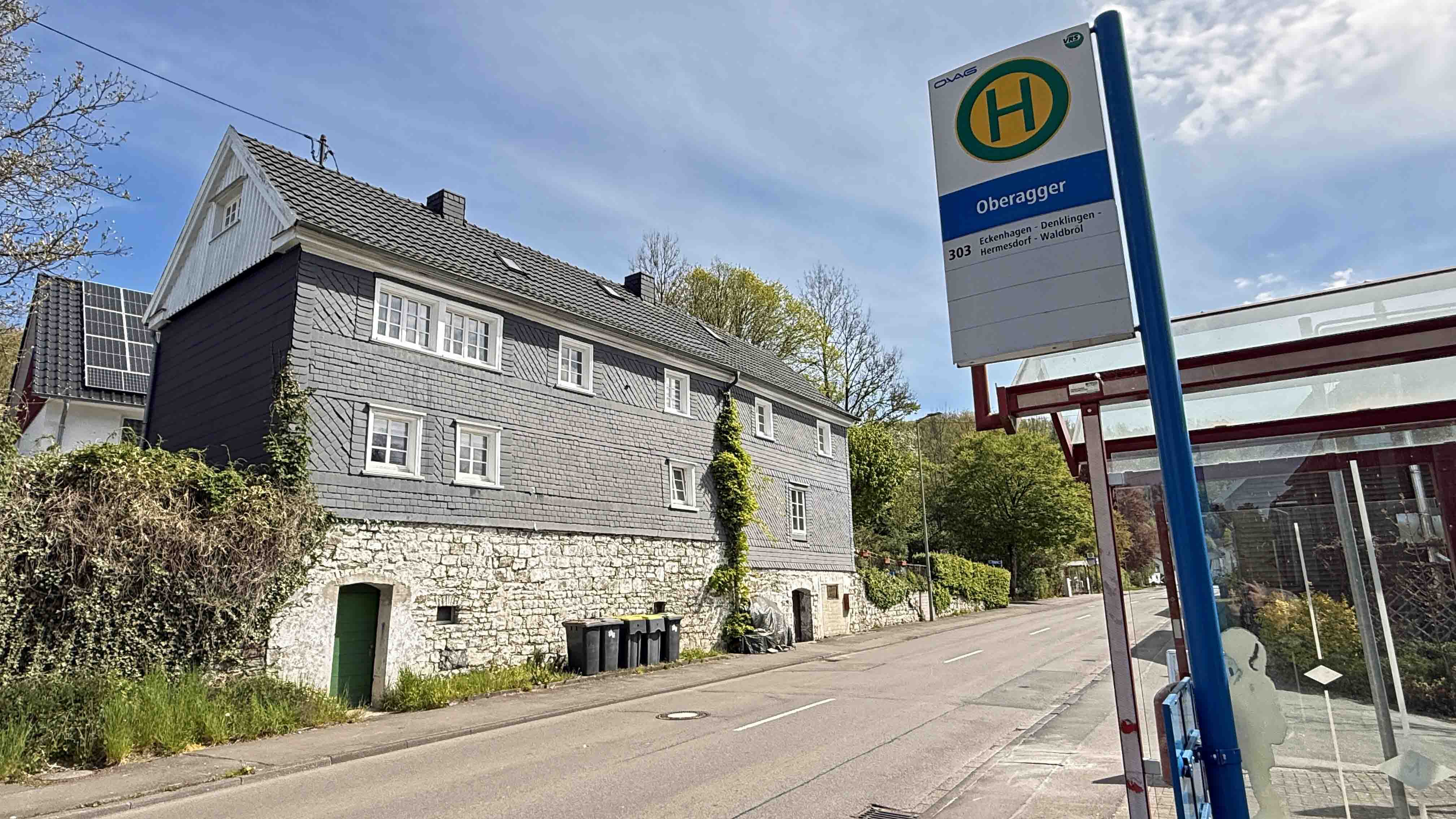 Reichshof-Oberagger: Komplett saniertes Fachwerkhaus mit 4 vermieteten Wohnungen, Praktisch: Bushaltestelle direkt am Haus