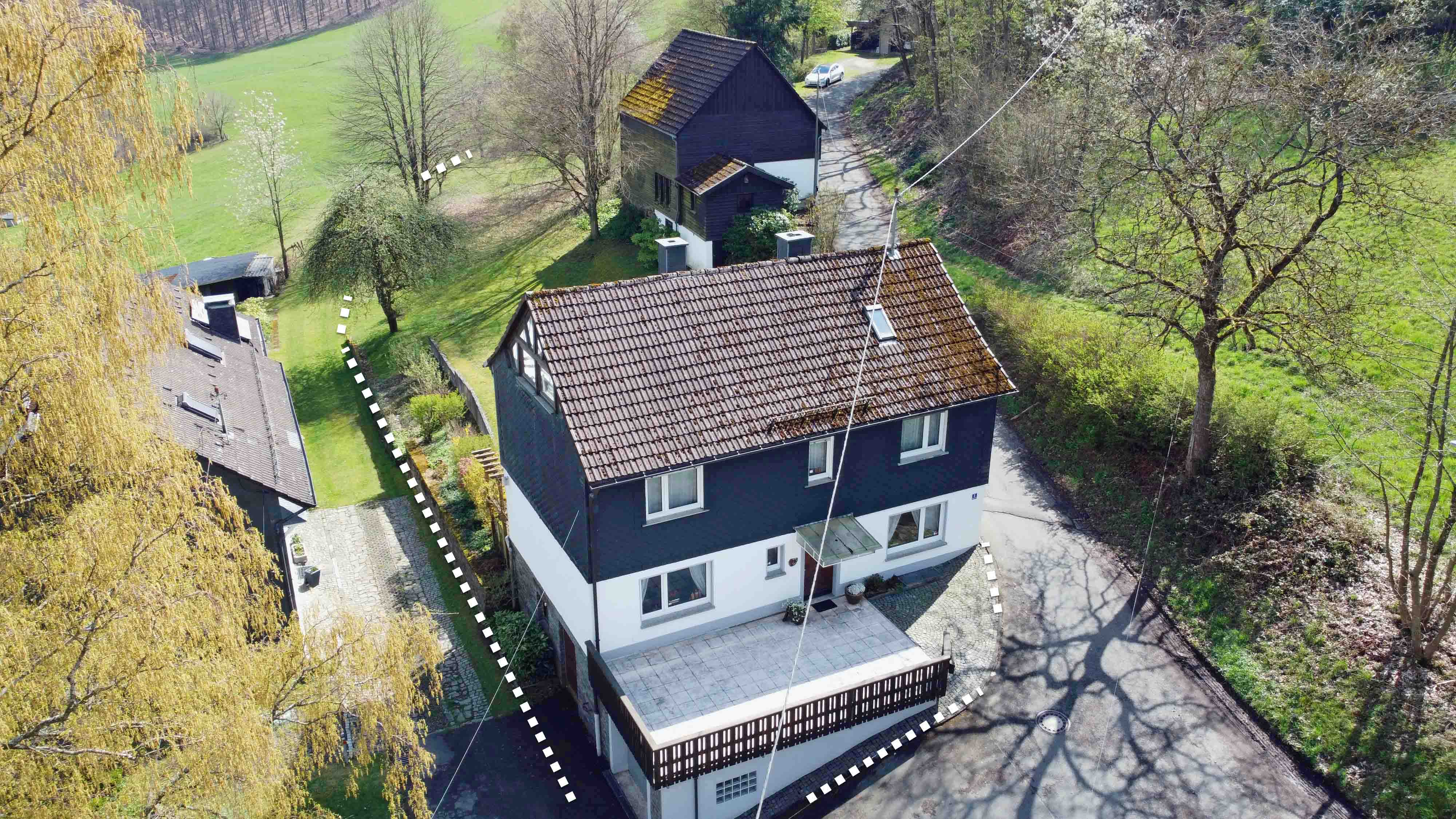 Kirchen-Äpfelbach: Landhaus in malerischer Landschaft, Terrasse an der Eingangsseite (Norden) und an...