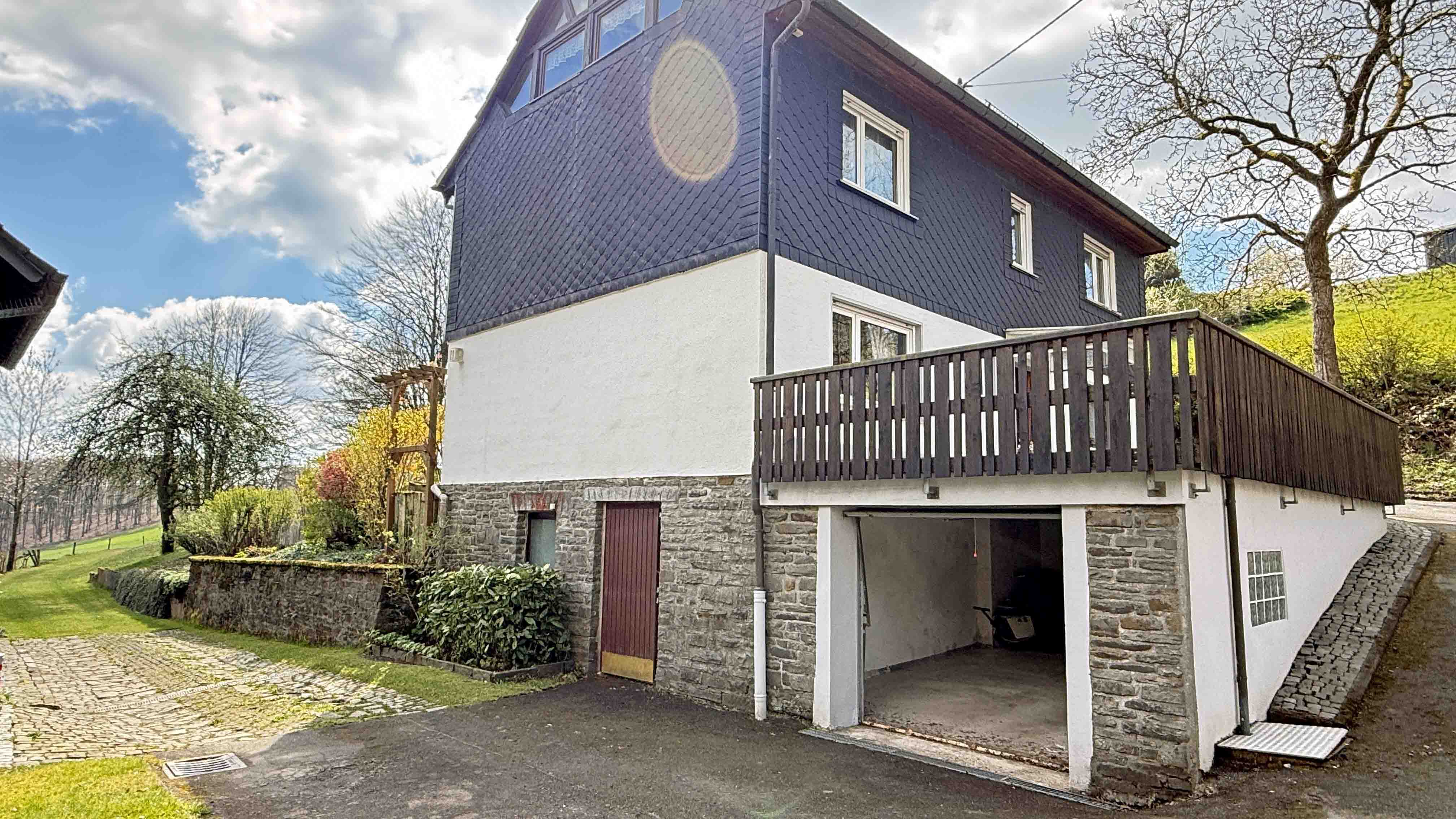 Kirchen-Äpfelbach: Landhaus in malerischer Landschaft, Wohnhaus mit Garage und Glasgiebel (s.oben!)