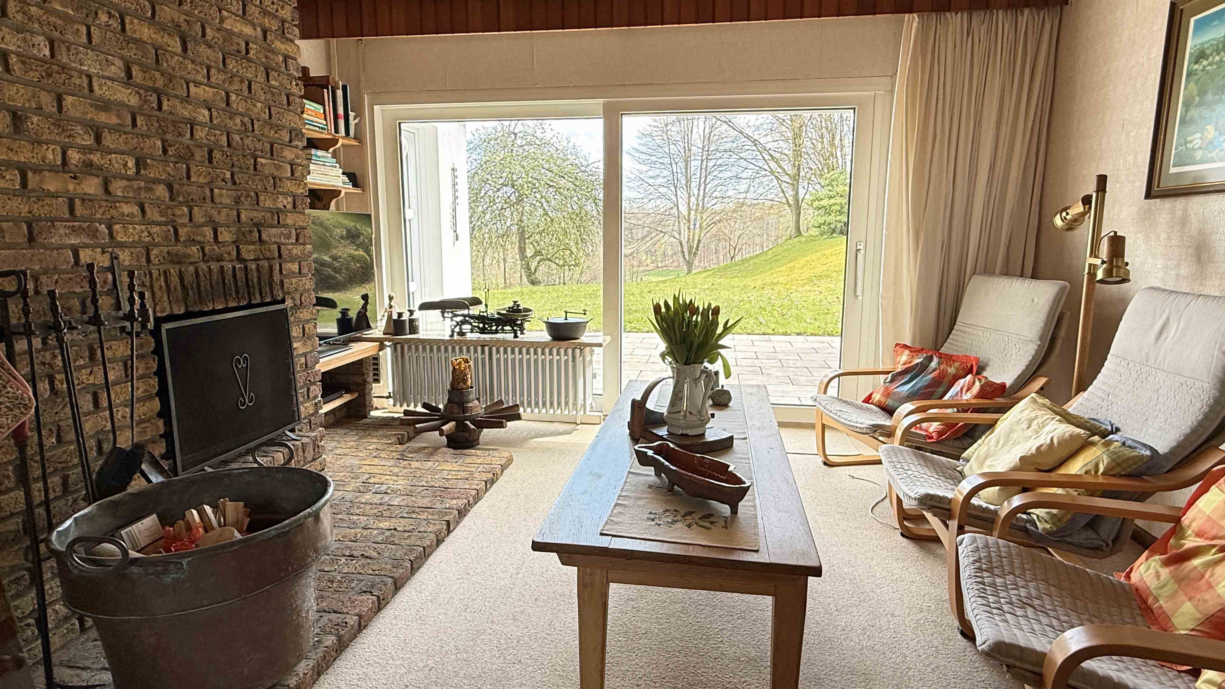 Kirchen-Äpfelbach: Landhaus in malerischer Landschaft, Wohnzimmer 25,7 m² mit offenem Kamin und Terrasse 