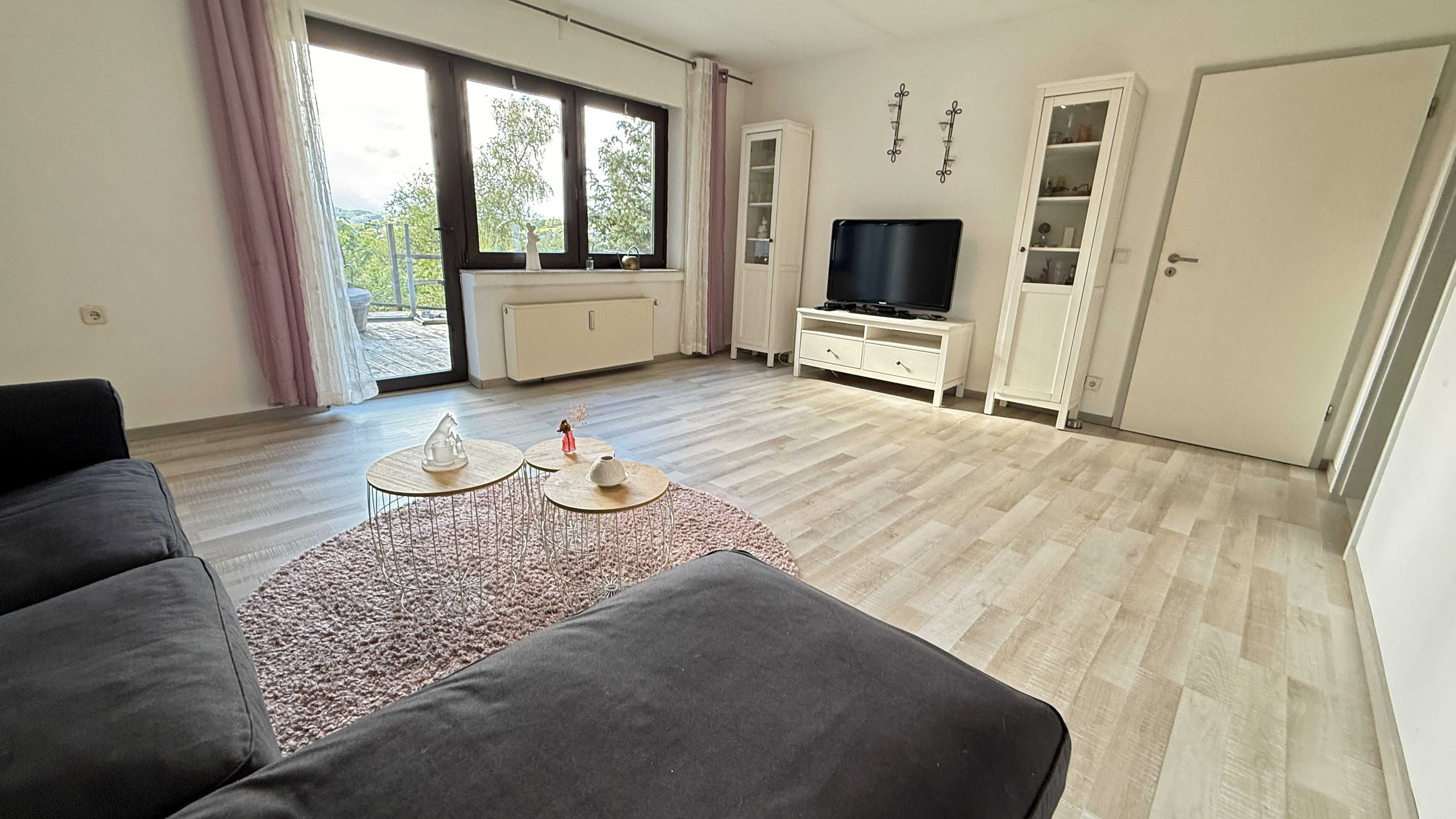 Wenden: 1-2 Familienhaus in schöner, zentraler, ruhiger Wohnlage, Wohnzimmer Wohnung OG/ DG mit Ausgang zur...