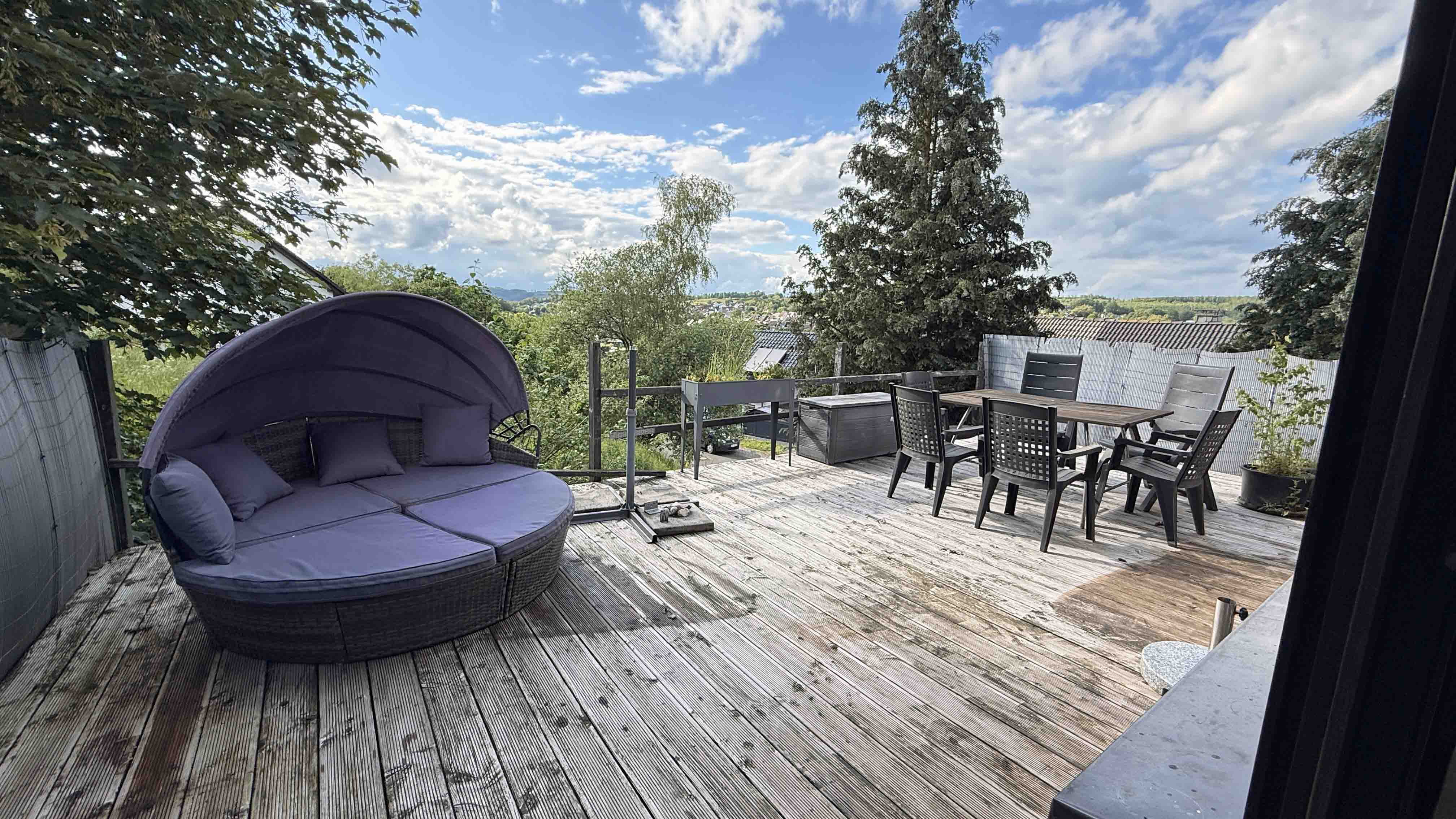 Wenden: 1-2 Familienhaus in schöner, zentraler, ruhiger Wohnlage, ...Terrasse auf dem Garagendach (28 m²)