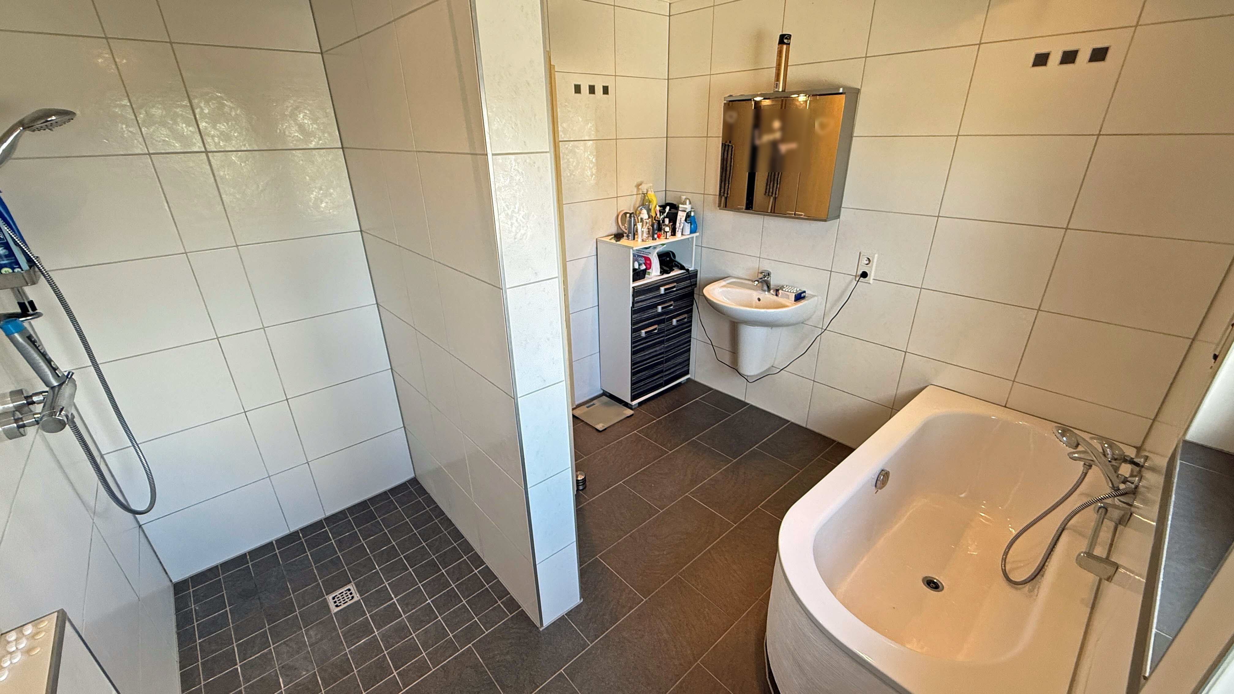 Wenden: 1-2 Familienhaus in schöner, zentraler, ruhiger Wohnlage, Auf jeder Etage ein Bad. Hier im EG (Bj. 2008) 