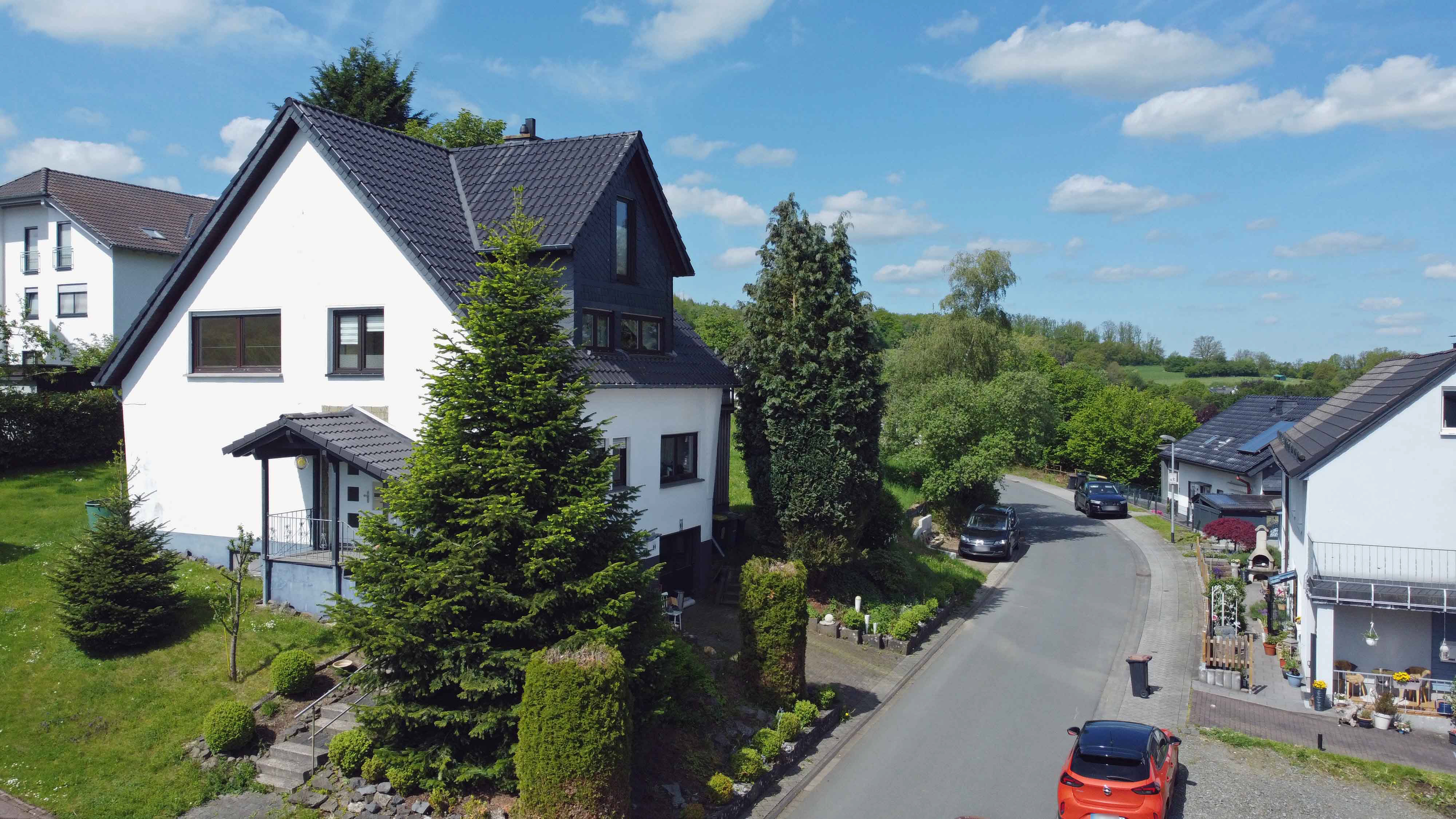 Wenden: 1-2 Familienhaus in schöner, zentraler, ruhiger Wohnlage, Frontseite. An einer ruhigen Wohnstraße gelegen.