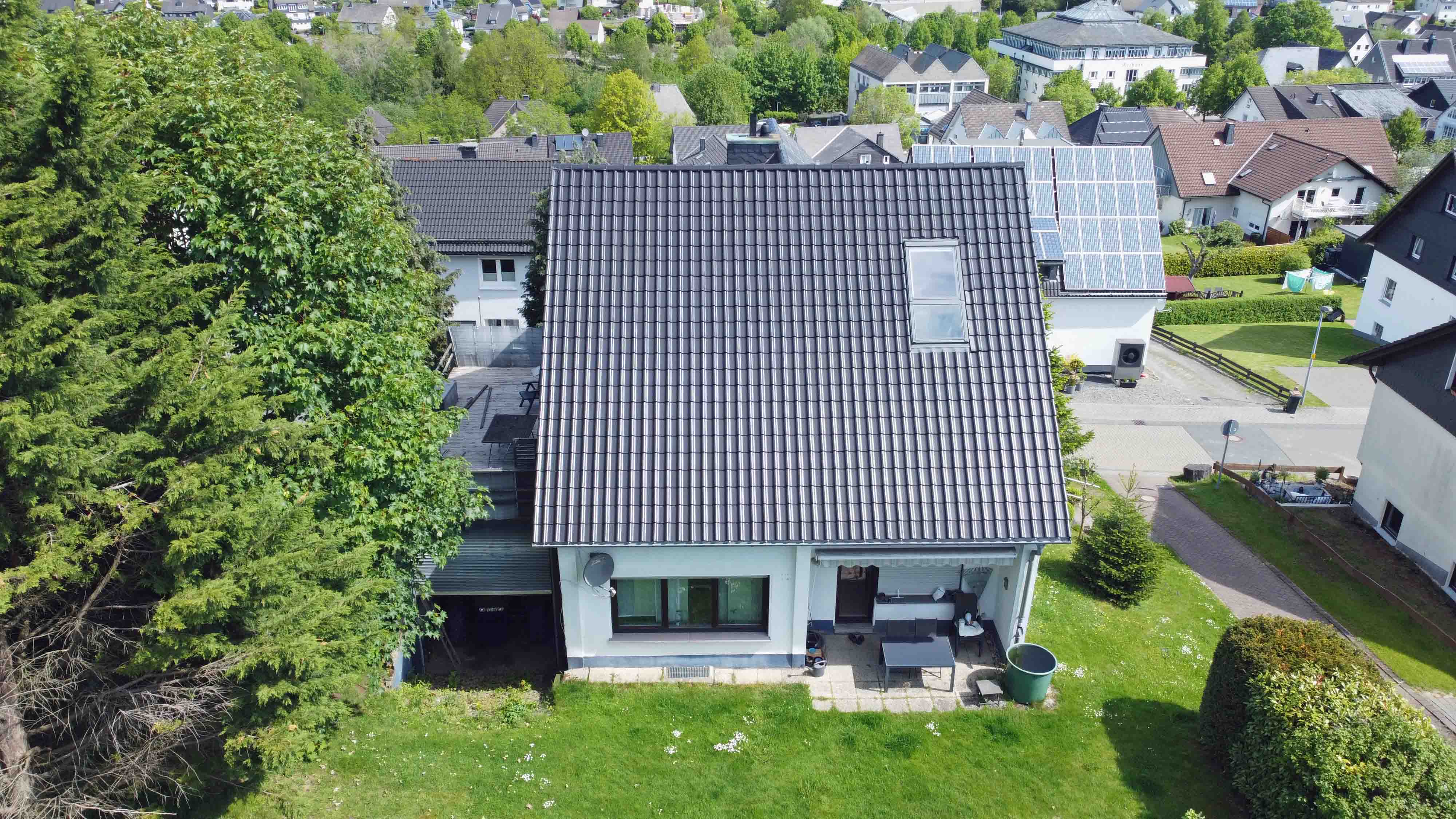 Wenden: 1-2 Familienhaus in schöner, zentraler, ruhiger Wohnlage, Rückseite mit Terrasse. Dach wurde 2012 erneuert.