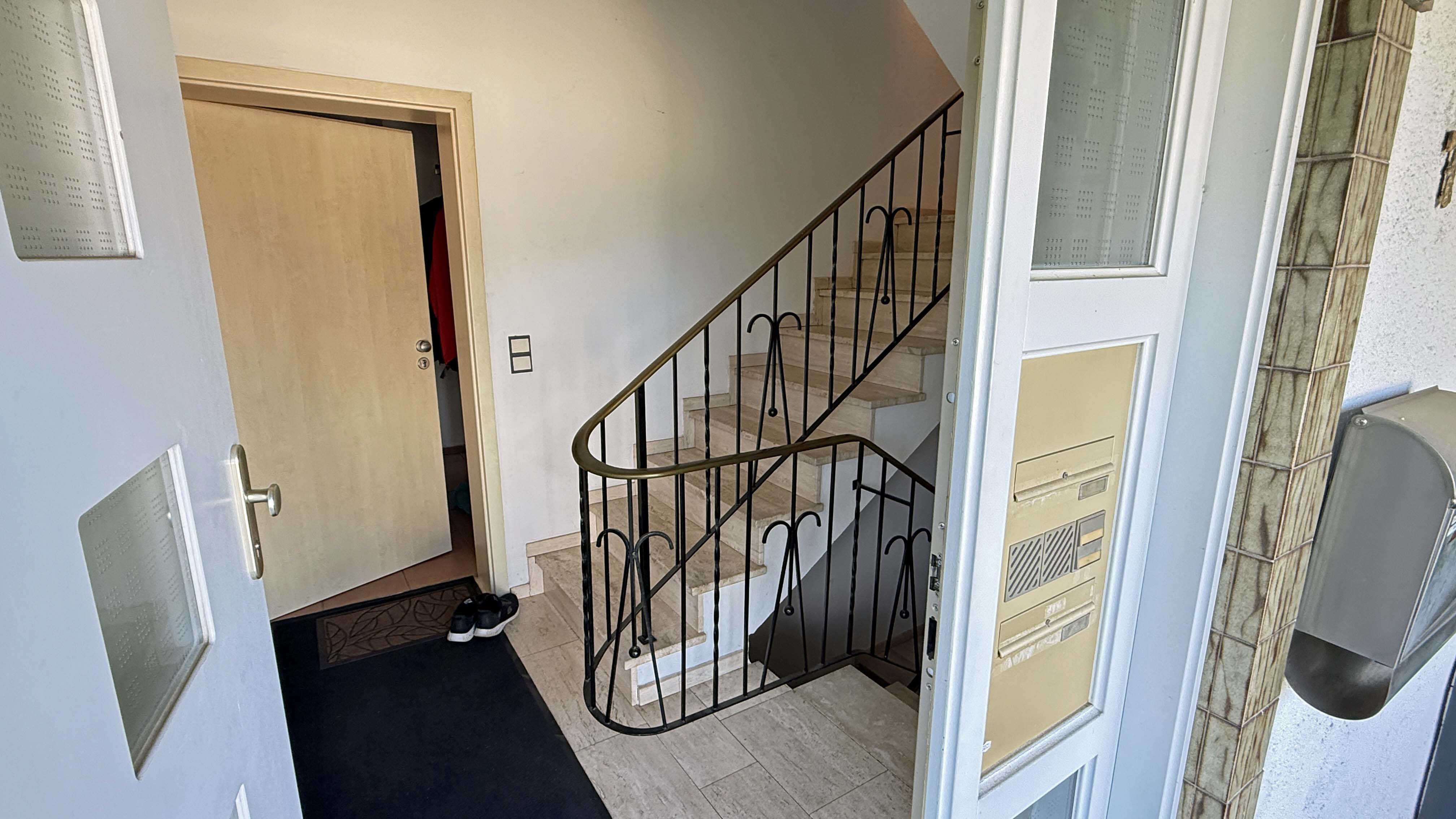 Wenden: 1-2 Familienhaus in schöner, zentraler, ruhiger Wohnlage, Blick in den Hauseingang