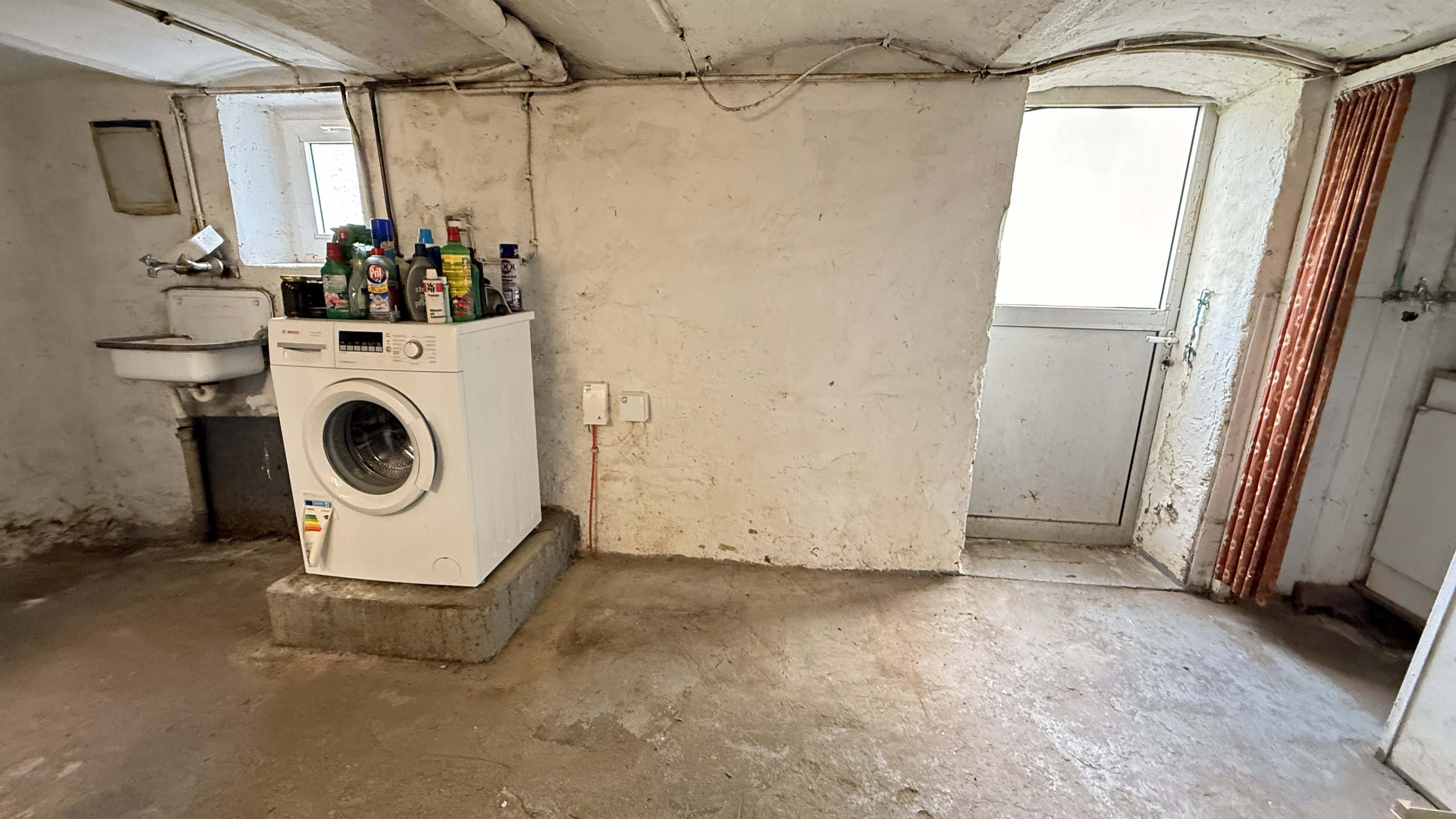 Morsbach-Korseifen: Wohnhaus mit Stall und Scheune, Vollkeller. Glasfaseranschluß im Haus (neben Waschmaschine)!