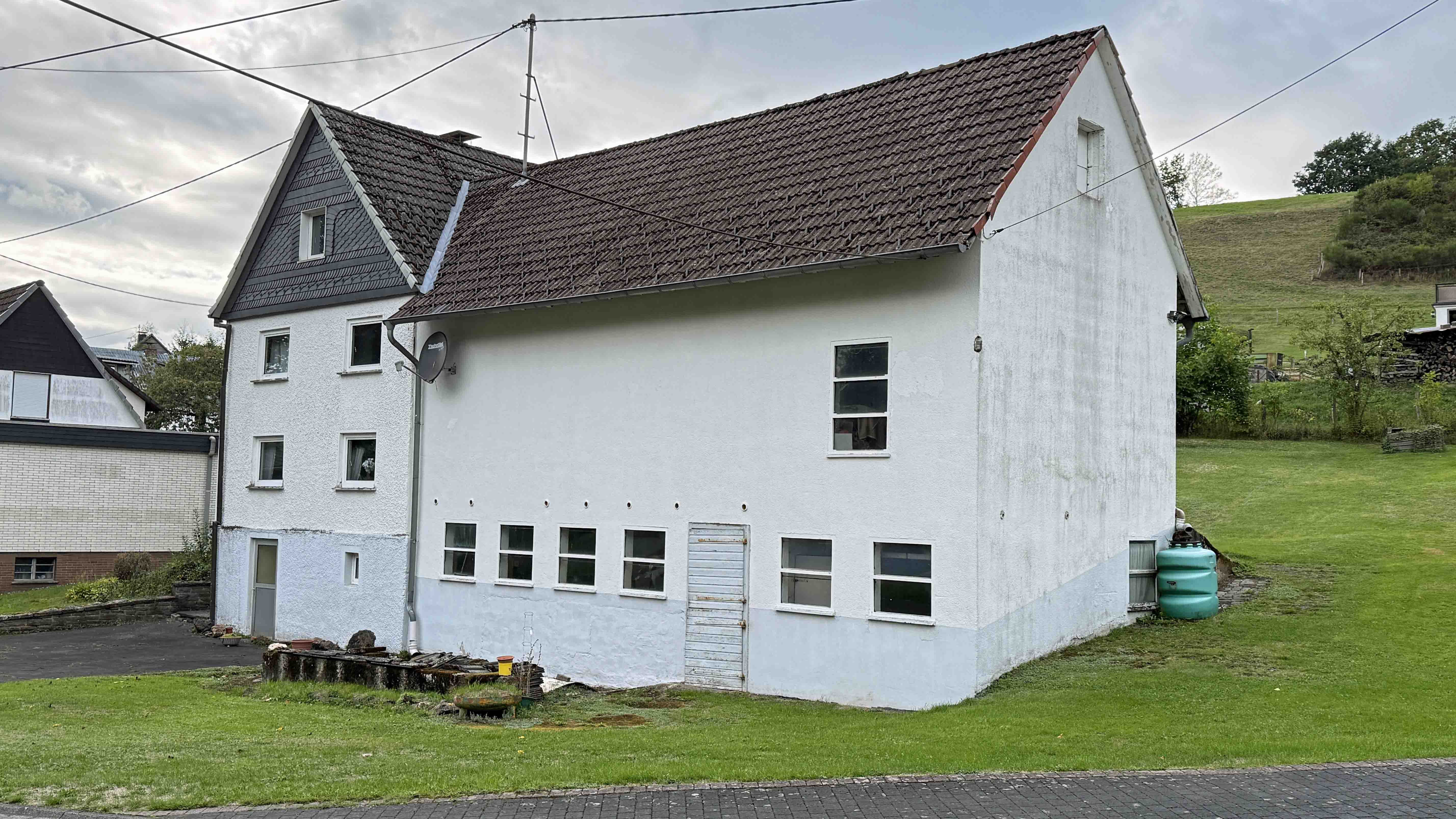 Morsbach-Korseifen: Wohnhaus mit Stall und Scheune, Nebengebäude 15 x 6 m. EG: Stall; OG: Scheune