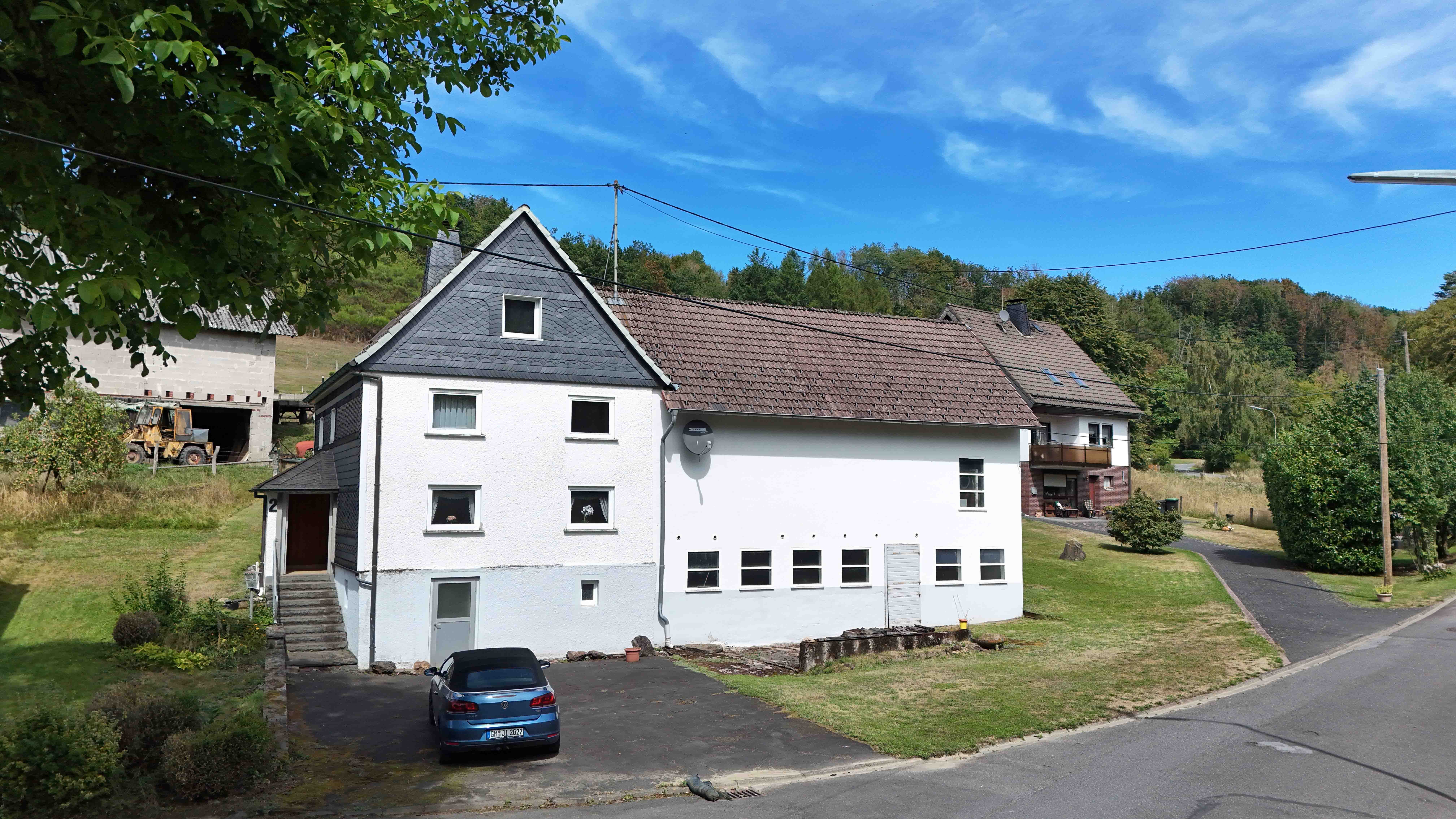 Morsbach-Korseifen: Wohnhaus mit Stall und Scheune, Frontansicht mit Treppenaufgang zur...