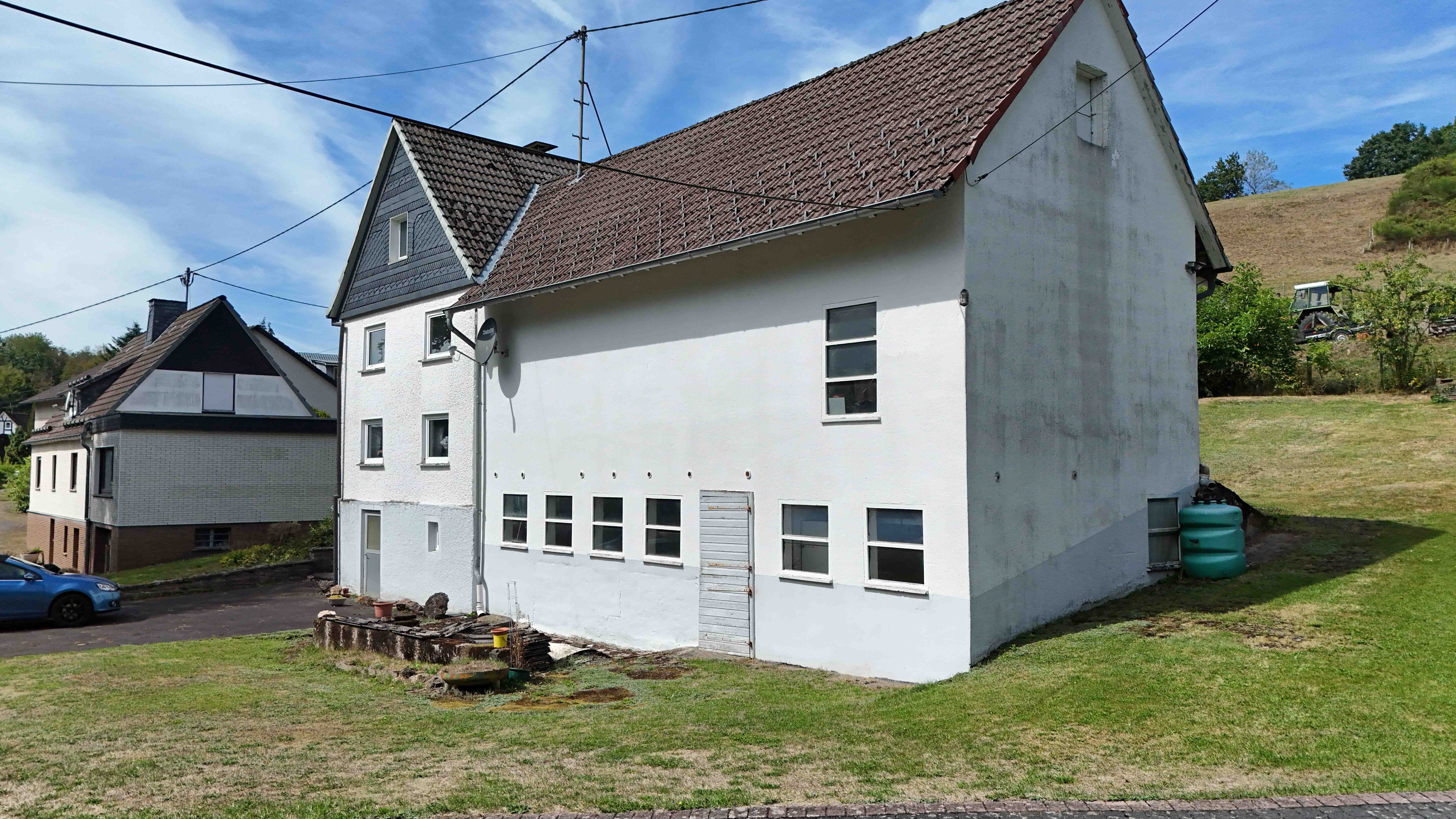Morsbach-Korseifen: Wohnhaus mit Stall und Scheune, Nebengebäude mit Stall und Scheune darüber