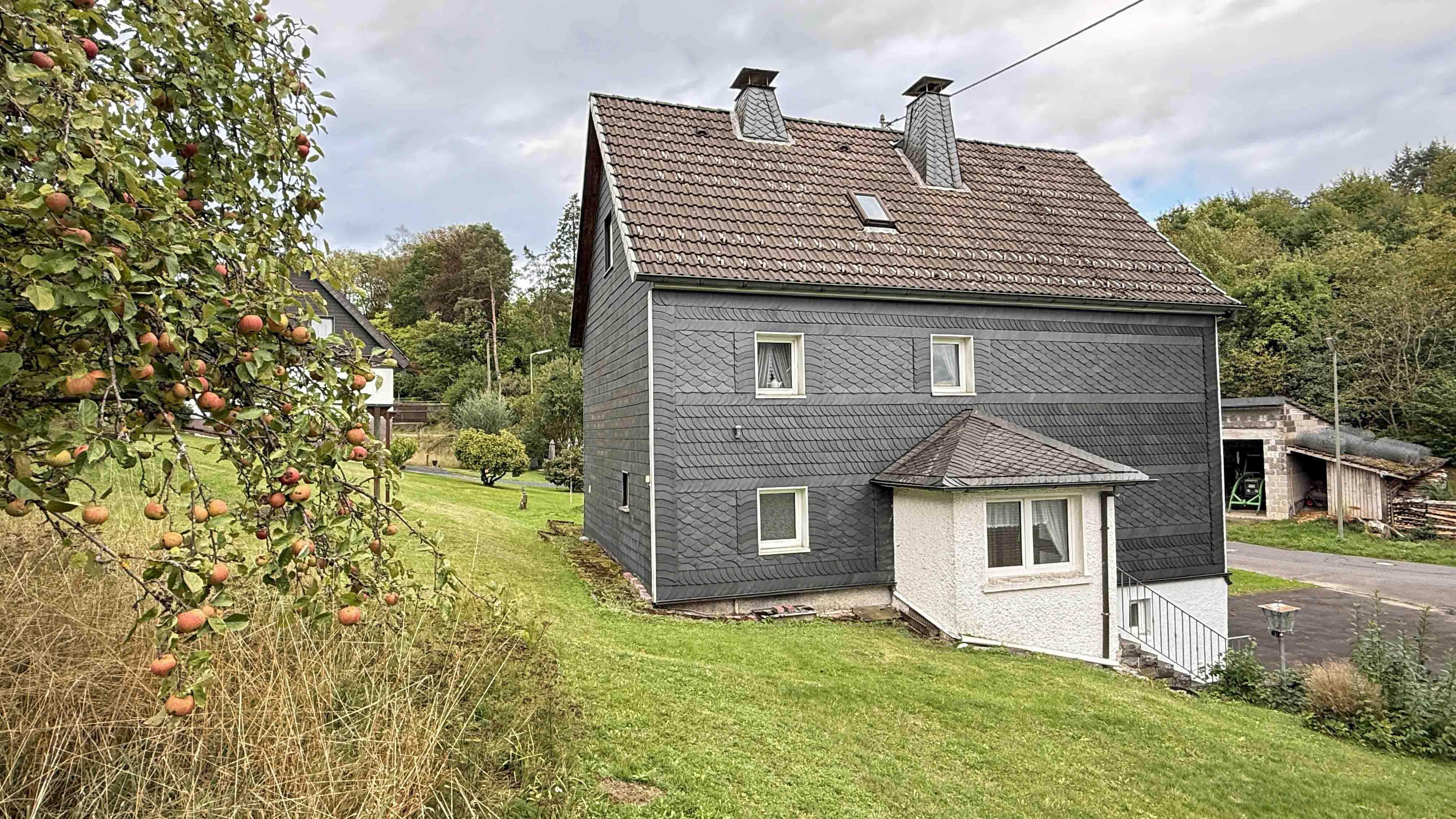 Morsbach-Korseifen: Wohnhaus mit Stall und Scheune, Wohnhaus: 115 m² Wohnfläche auf 2 Etagen 