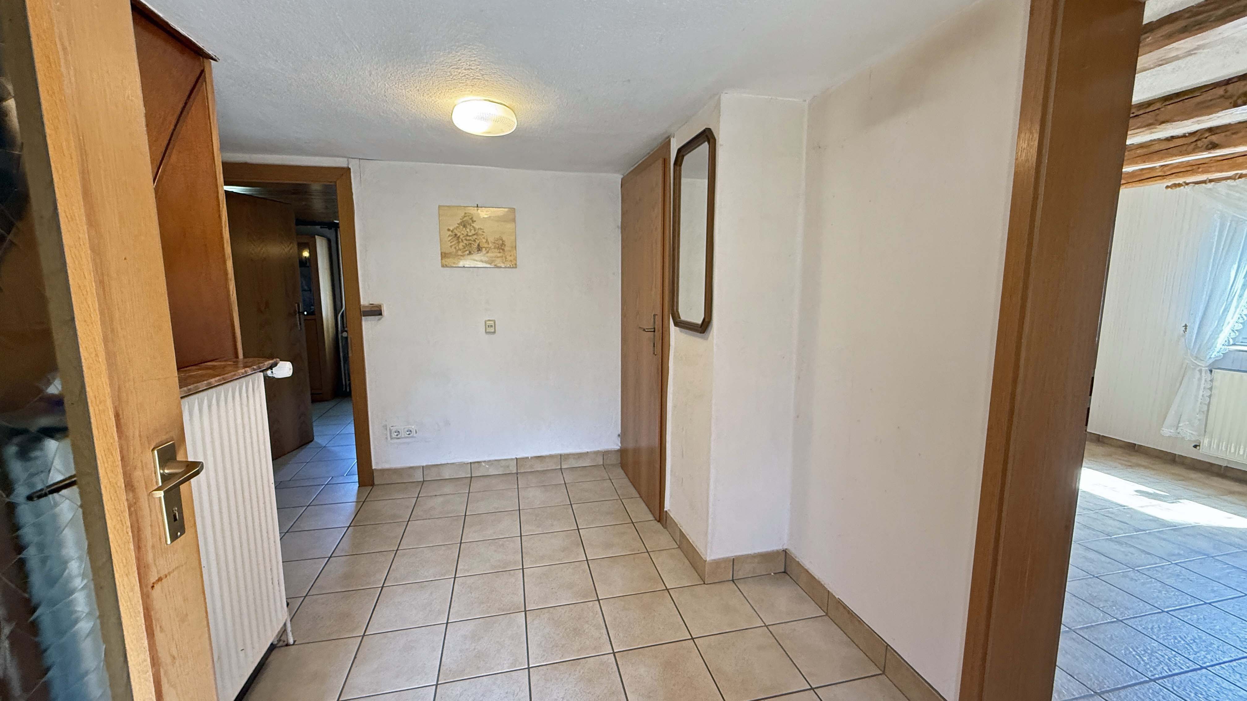 Morsbach-Korseifen: Wohnhaus mit Stall und Scheune, Blick in den Eingang. Rechts befindet sich...
