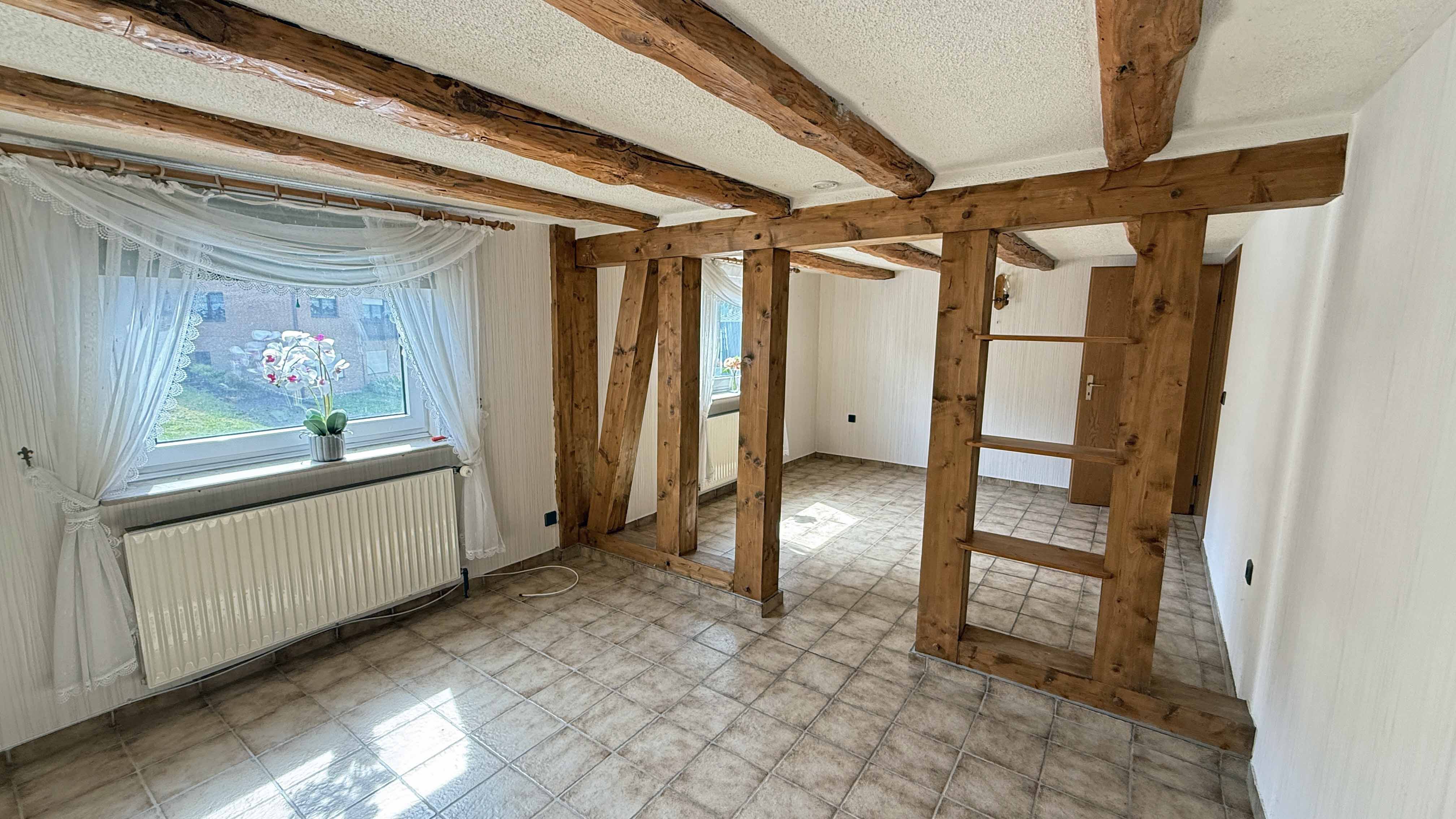 Morsbach-Korseifen: Wohnhaus mit Stall und Scheune, ...das Wohnzimmer (20,7 m²)