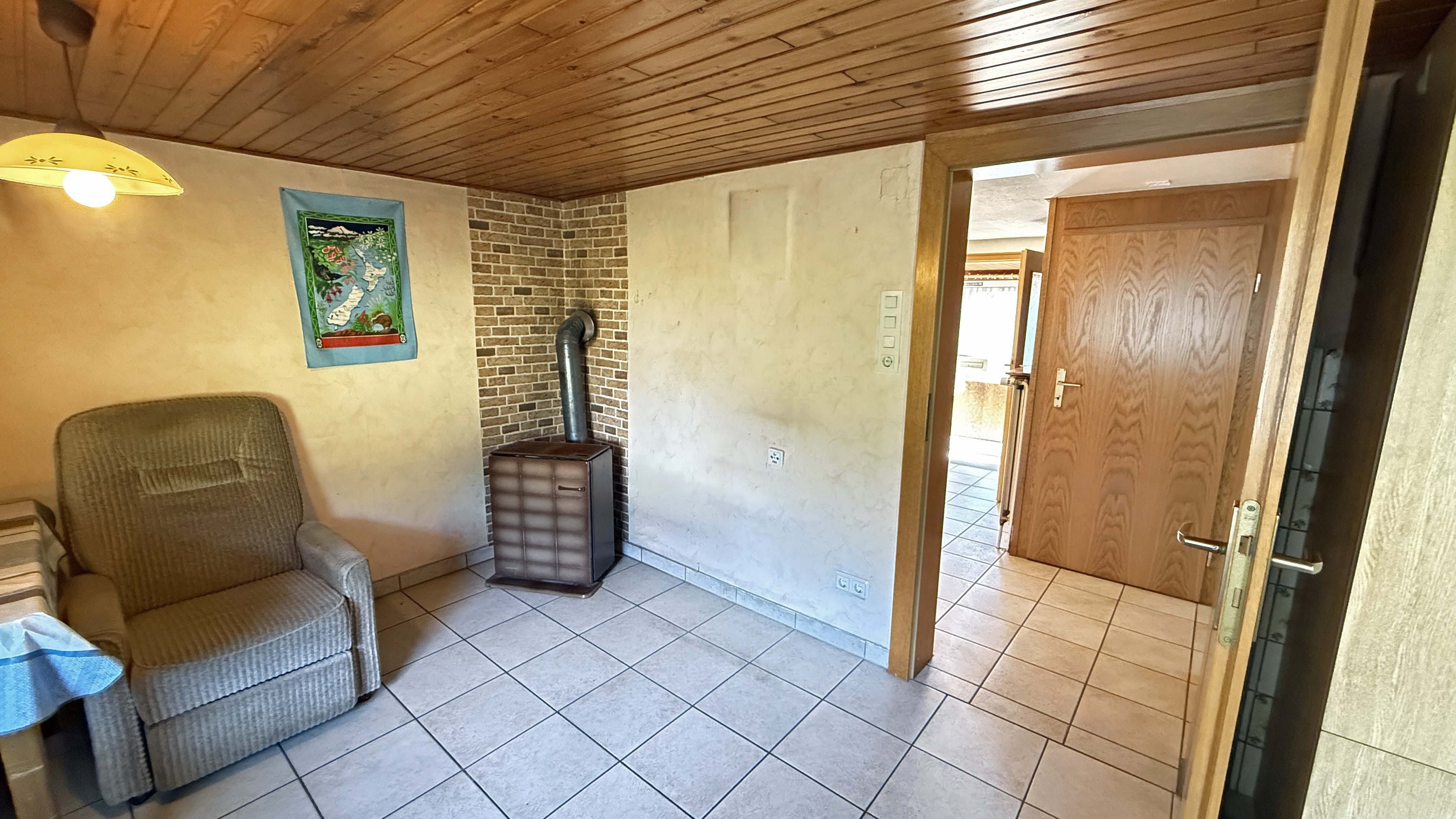 Morsbach-Korseifen: Wohnhaus mit Stall und Scheune, Wohnküche (16,3 m²) mit Holzofen