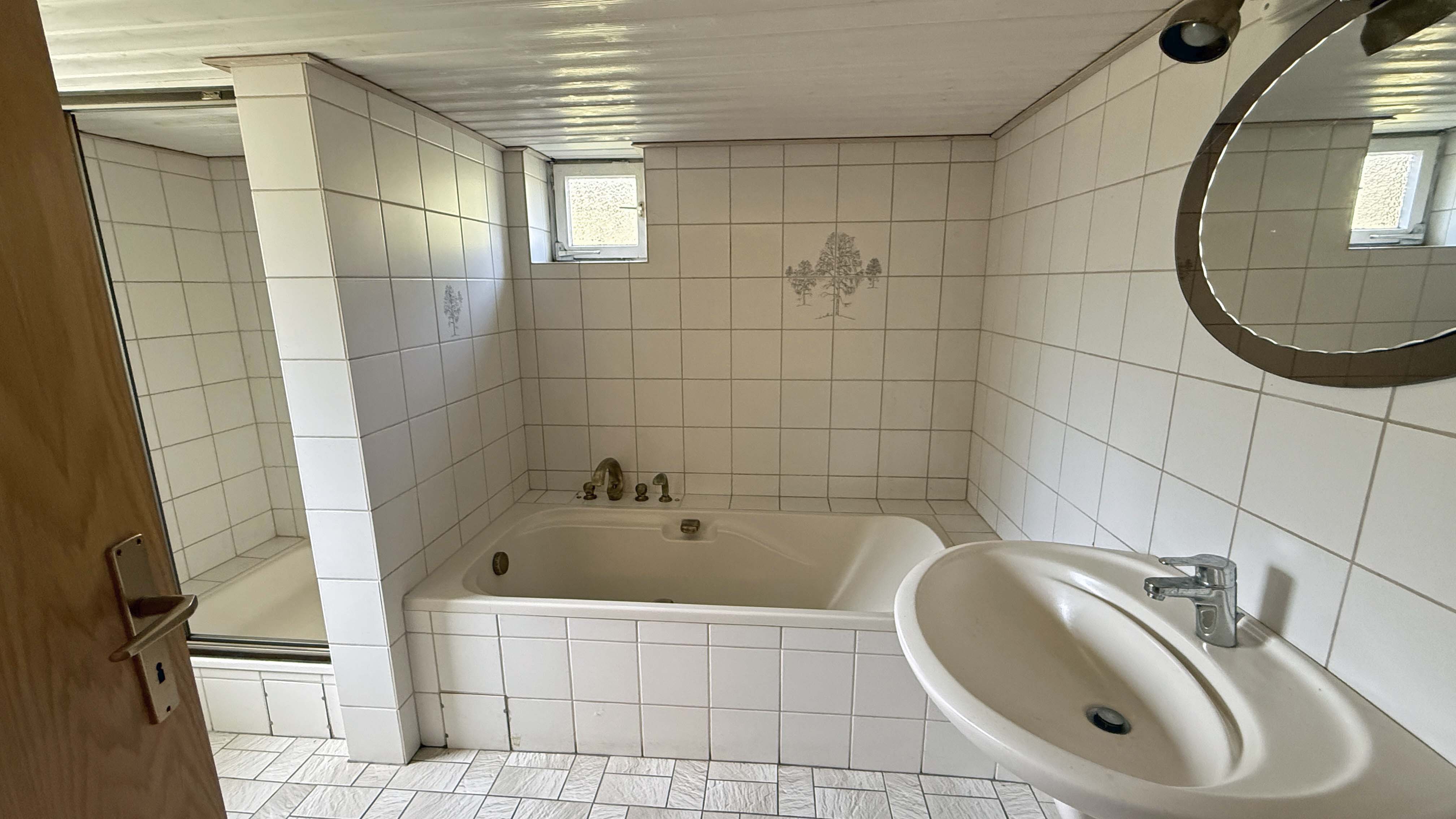 Morsbach-Korseifen: Wohnhaus mit Stall und Scheune, Bad (6,5 m²) 