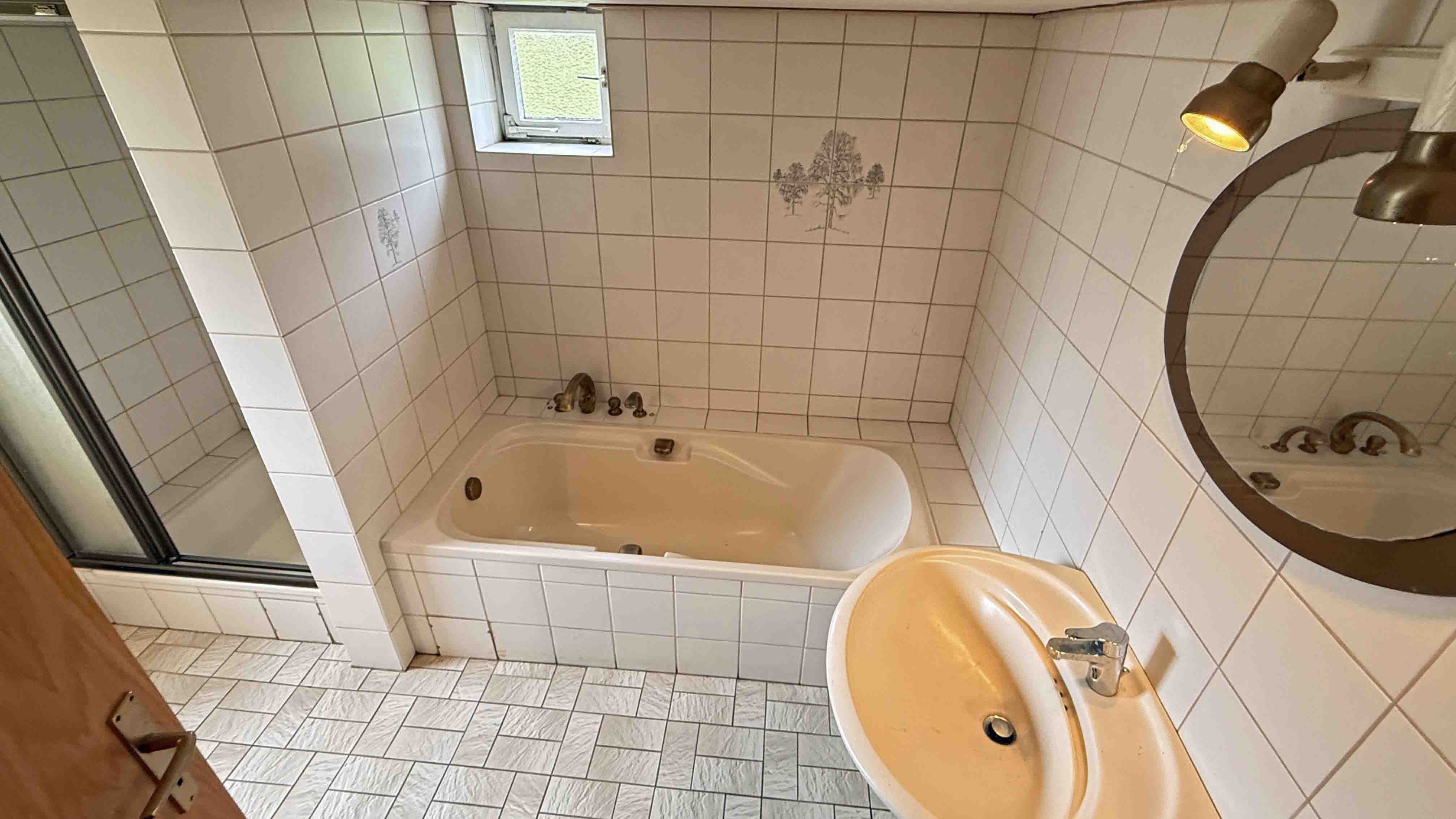 Morsbach-Korseifen: Wohnhaus mit Stall und Scheune, Bad (6,5 m²) 