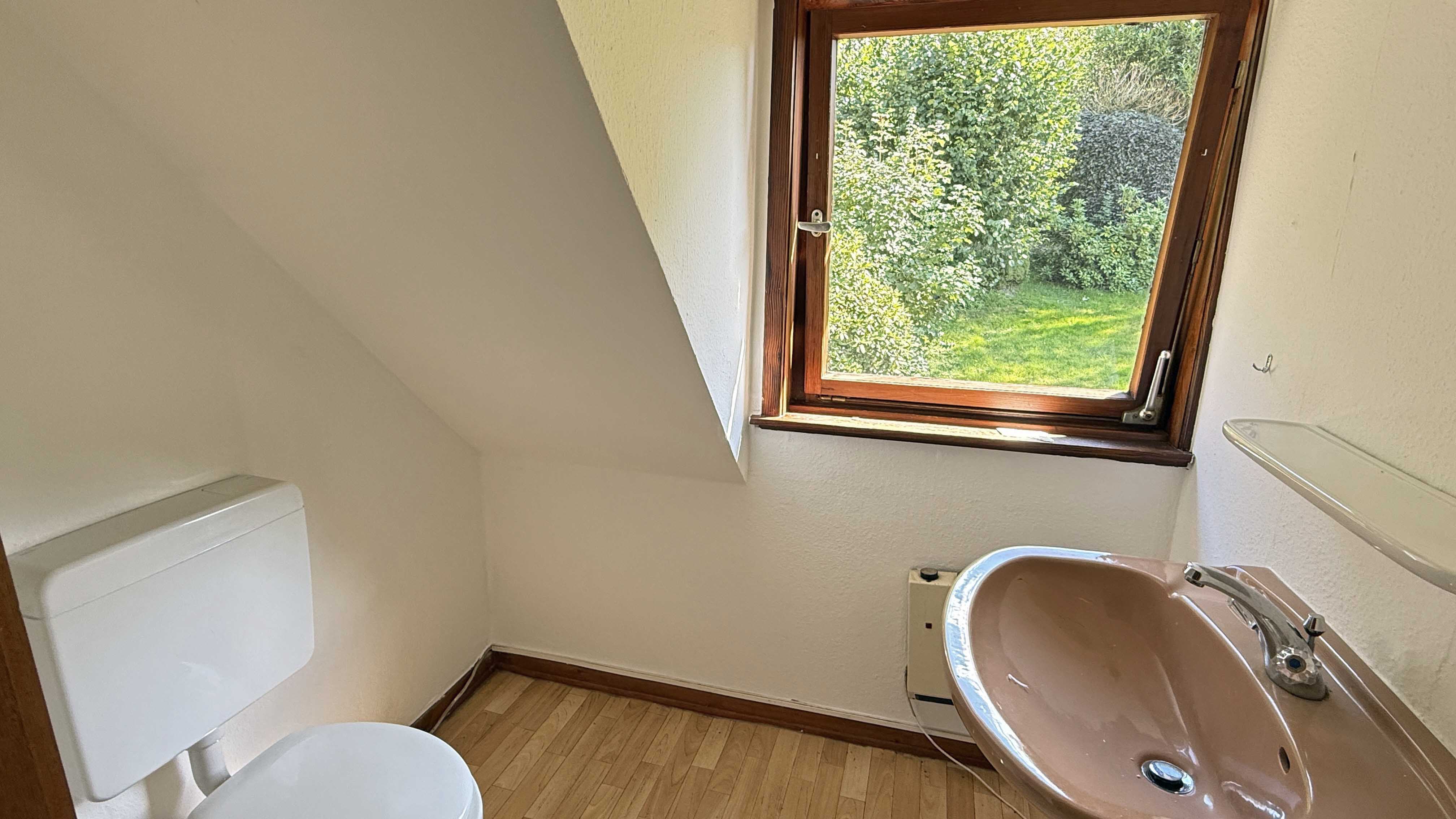 Reichshof-Wildbergerhütte: EFH mit Wohnmobilcarport und 2 Garagen, WC im DG