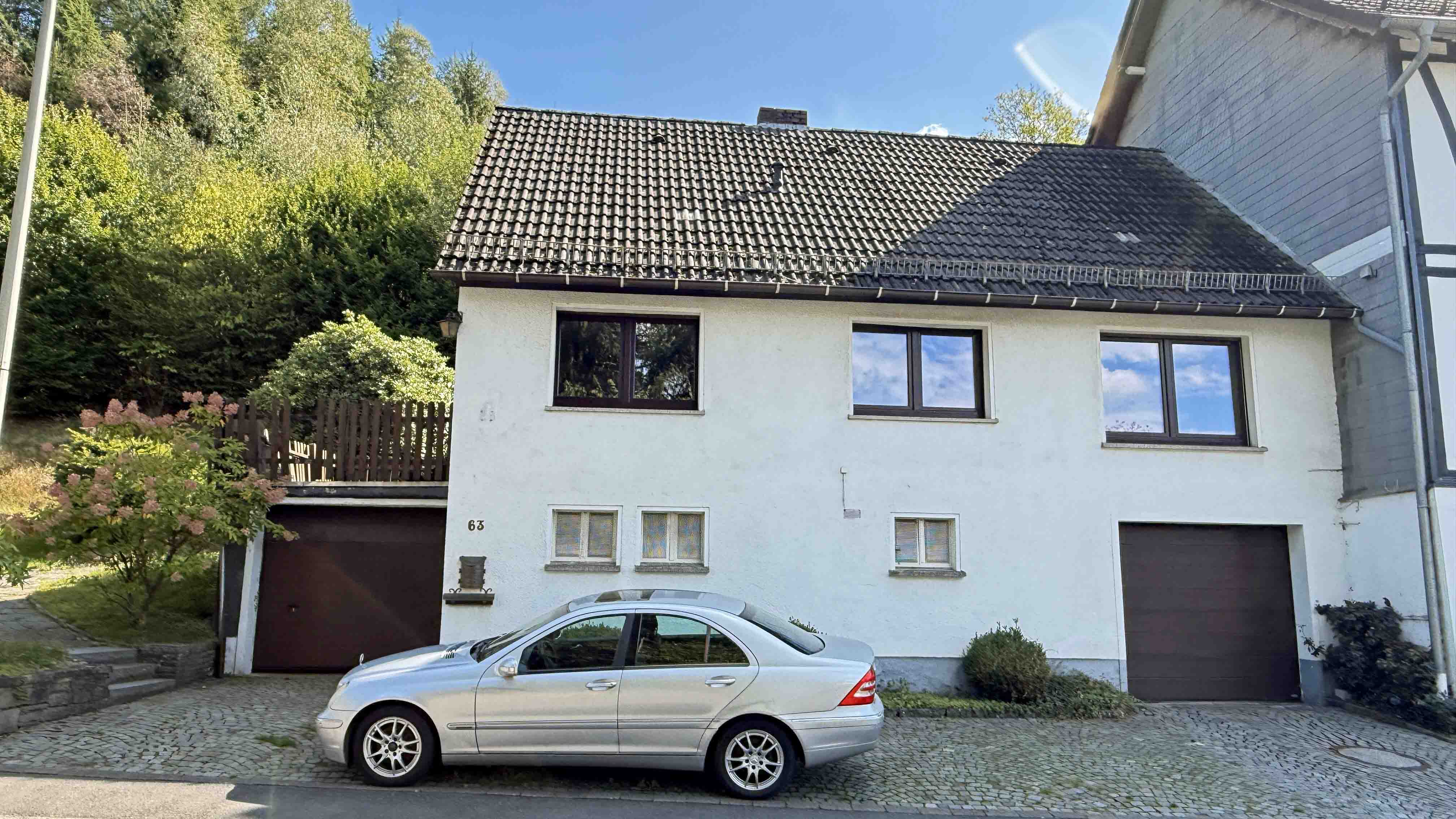 Reichshof-Wildbergerhütte: EFH mit Wohnmobilcarport und 2 Garagen, viel Platz für Autos: 2 Stellplätze, 2 Garagen...