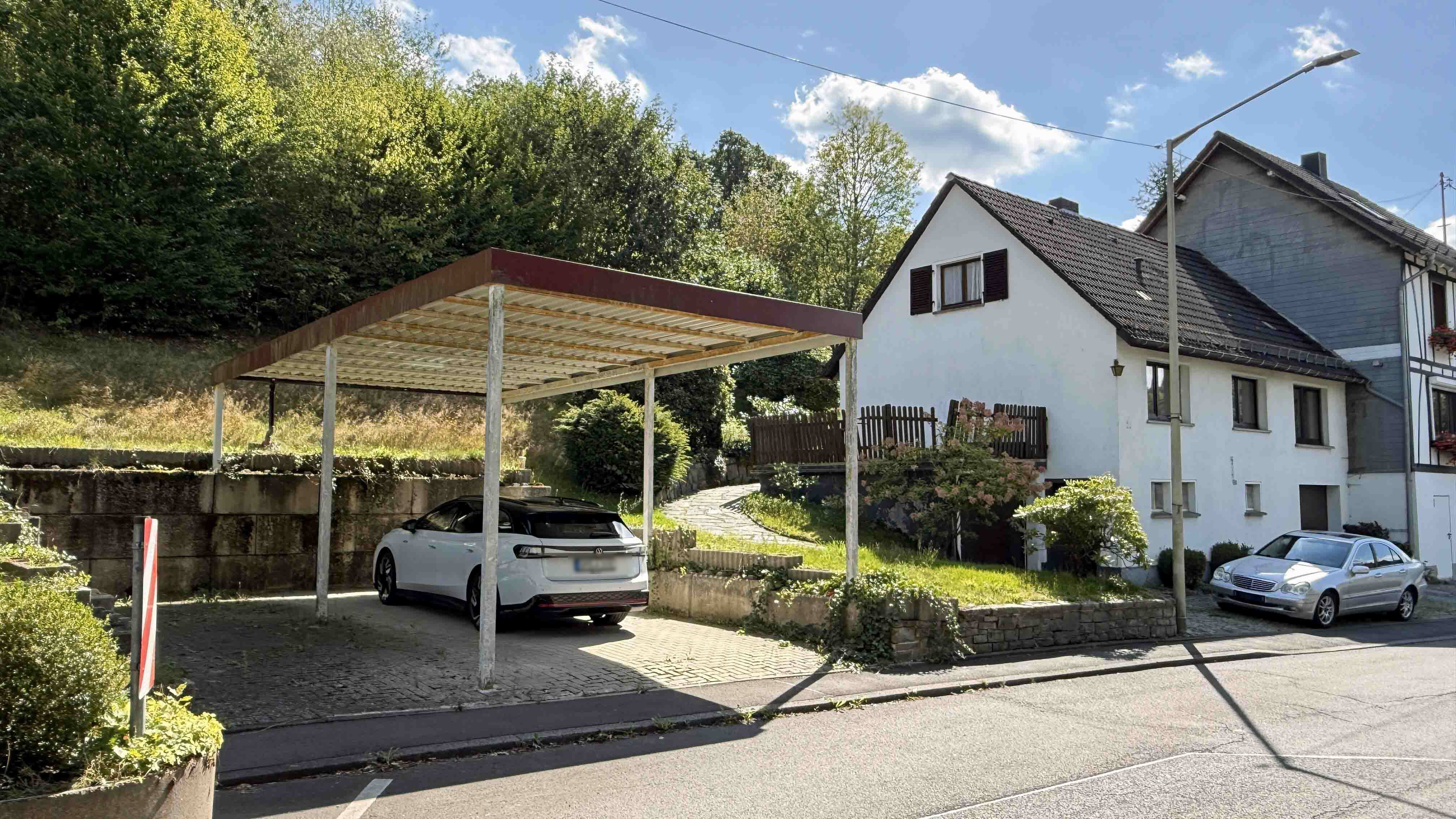 Reichshof-Wildbergerhütte: EFH mit Wohnmobilcarport und 2 Garagen, ...und 3,65 m hoher Wohnmobilcarport (8,5 x 4 m) 