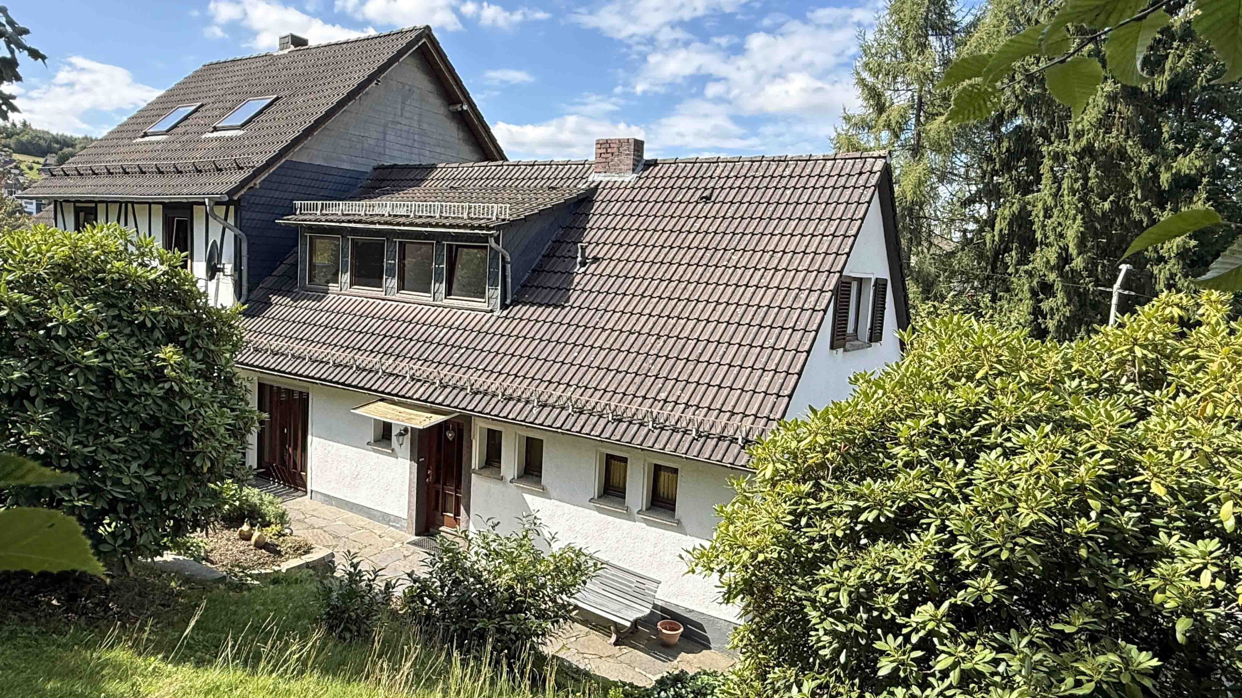 Reichshof-Wildbergerhütte: EFH mit Wohnmobilcarport und 2 Garagen, Hausrück-/ Sonnenseite mit Terrasse...