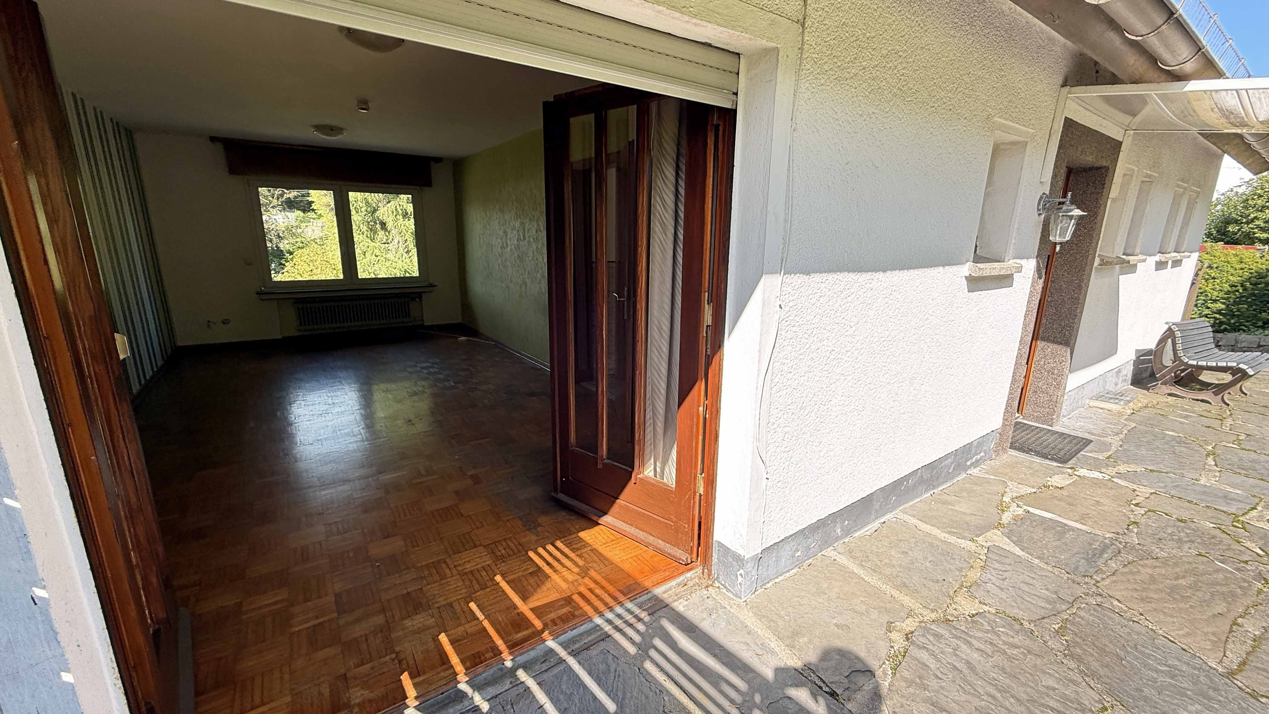 Reichshof-Wildbergerhütte: EFH mit Wohnmobilcarport und 2 Garagen, ...am Wohnzimmer und vor dem Eingang
