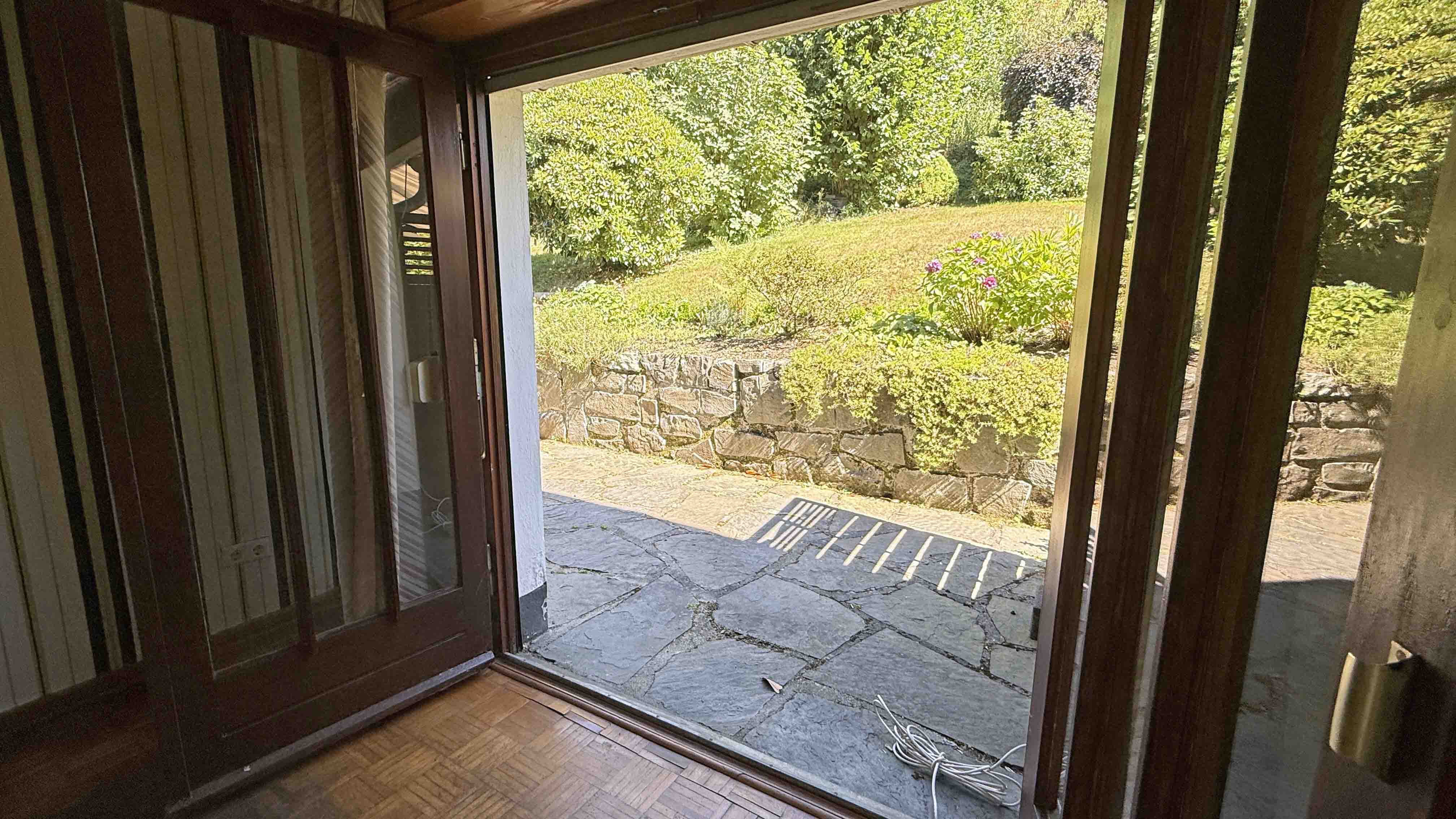 Reichshof-Wildbergerhütte: EFH mit Wohnmobilcarport und 2 Garagen, Blick aus dem Wohnzimmer zur Terrasse / Garten