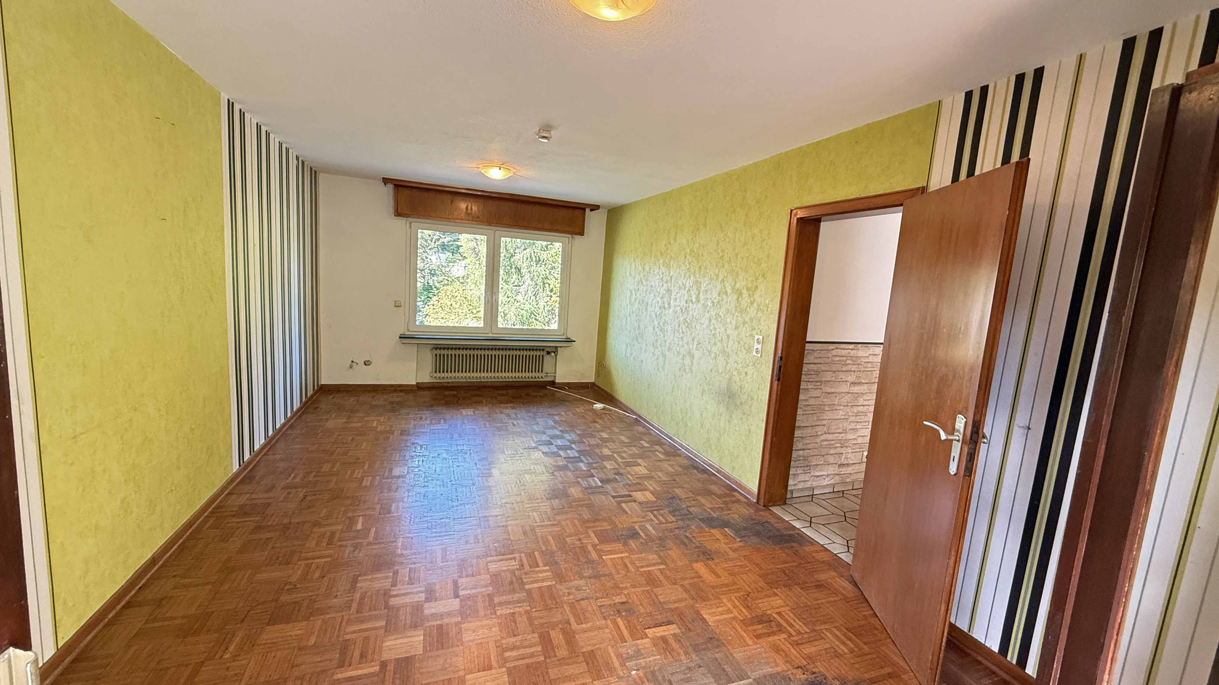 Reichshof-Wildbergerhütte: EFH mit Wohnmobilcarport und 2 Garagen, EG: 62,7 m² mit Wohnzimmer, Küche, Bad u. Schlafz.