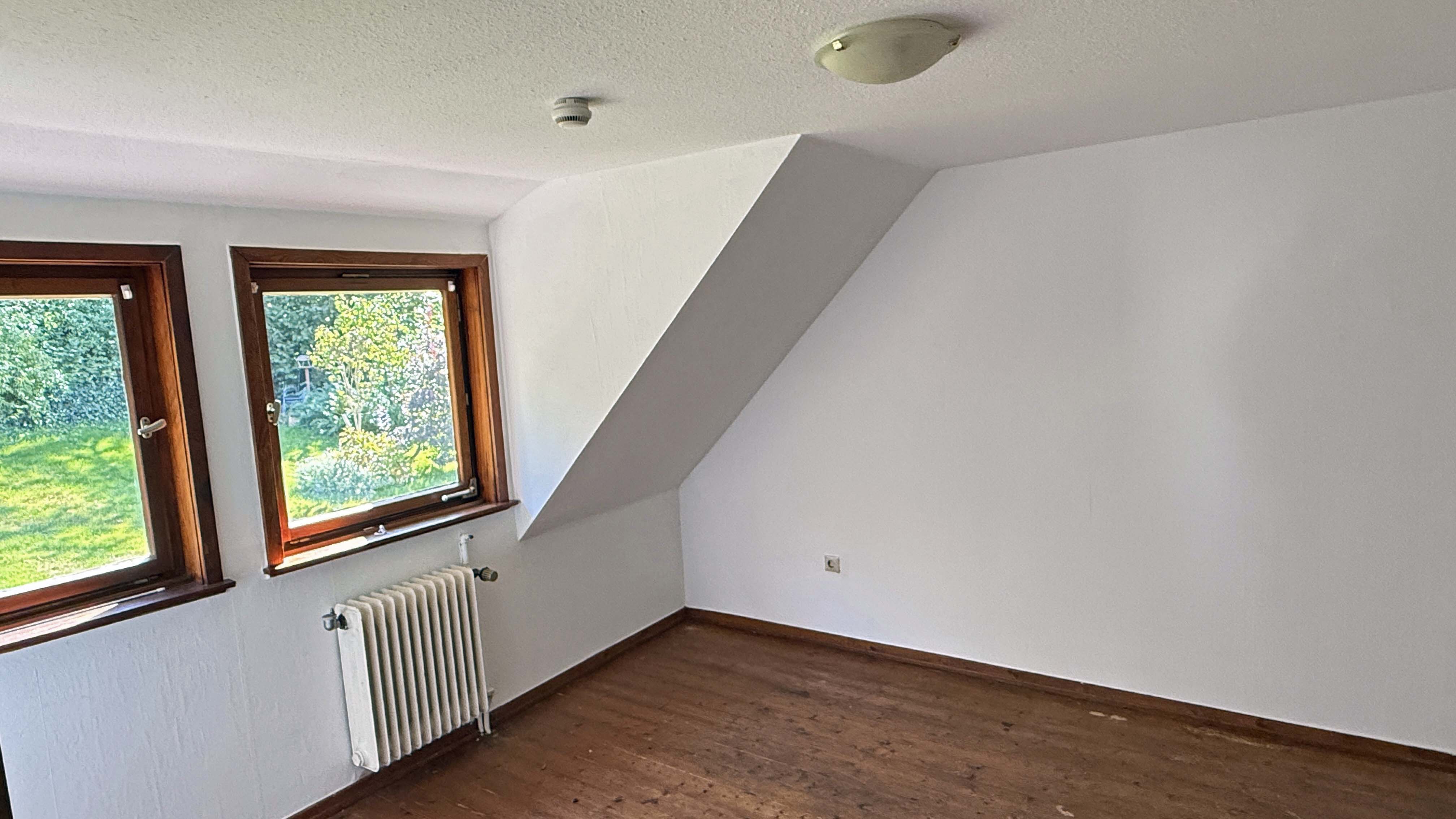 Reichshof-Wildbergerhütte: EFH mit Wohnmobilcarport und 2 Garagen, DG: 37,7 m² mit 2 Zimmern und WC
