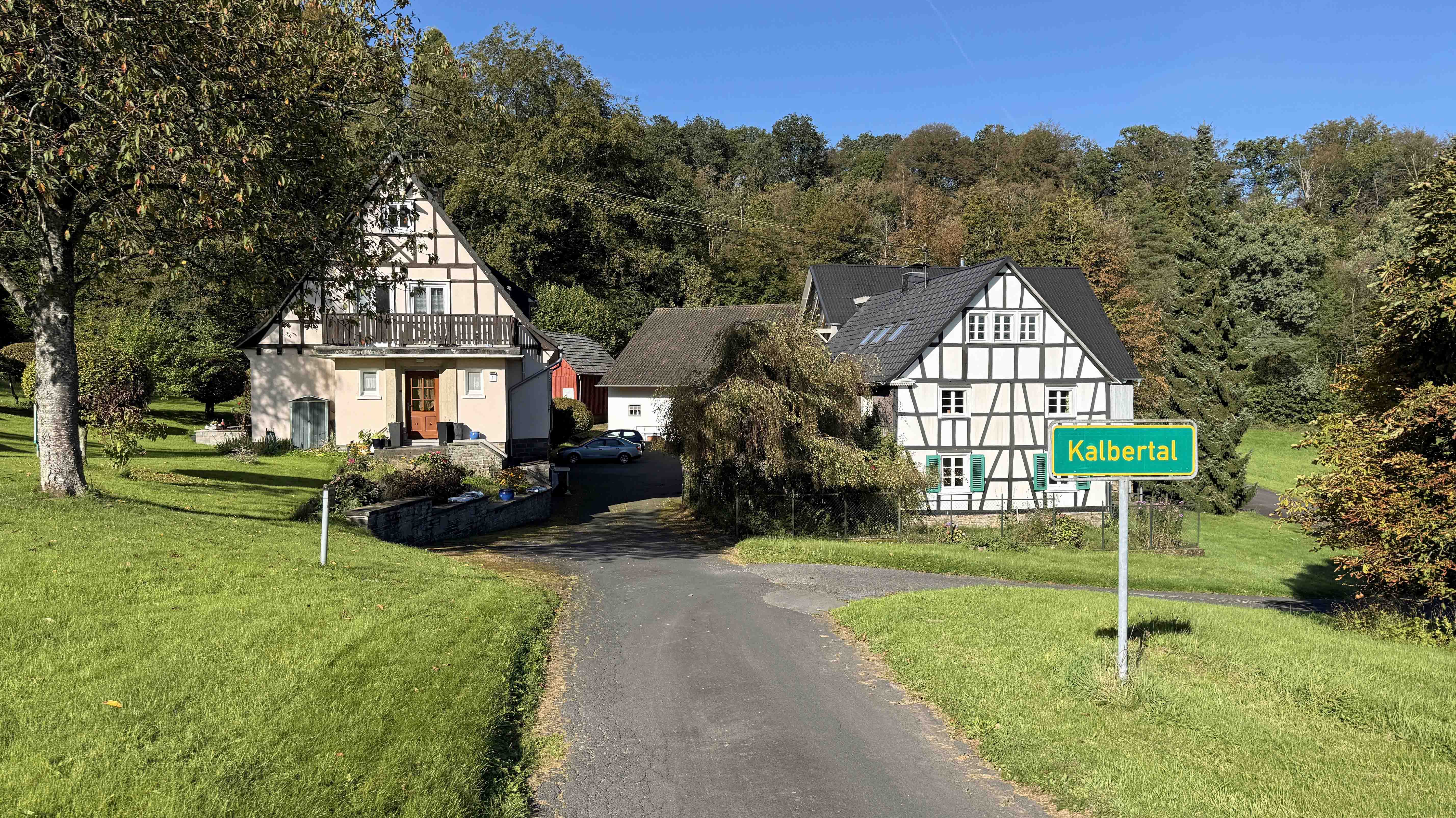 425 2-488 - Reichshof-Kalbertal: 4-Häuser-Dorf mit angrenzenden Wiesen in Alleinlage