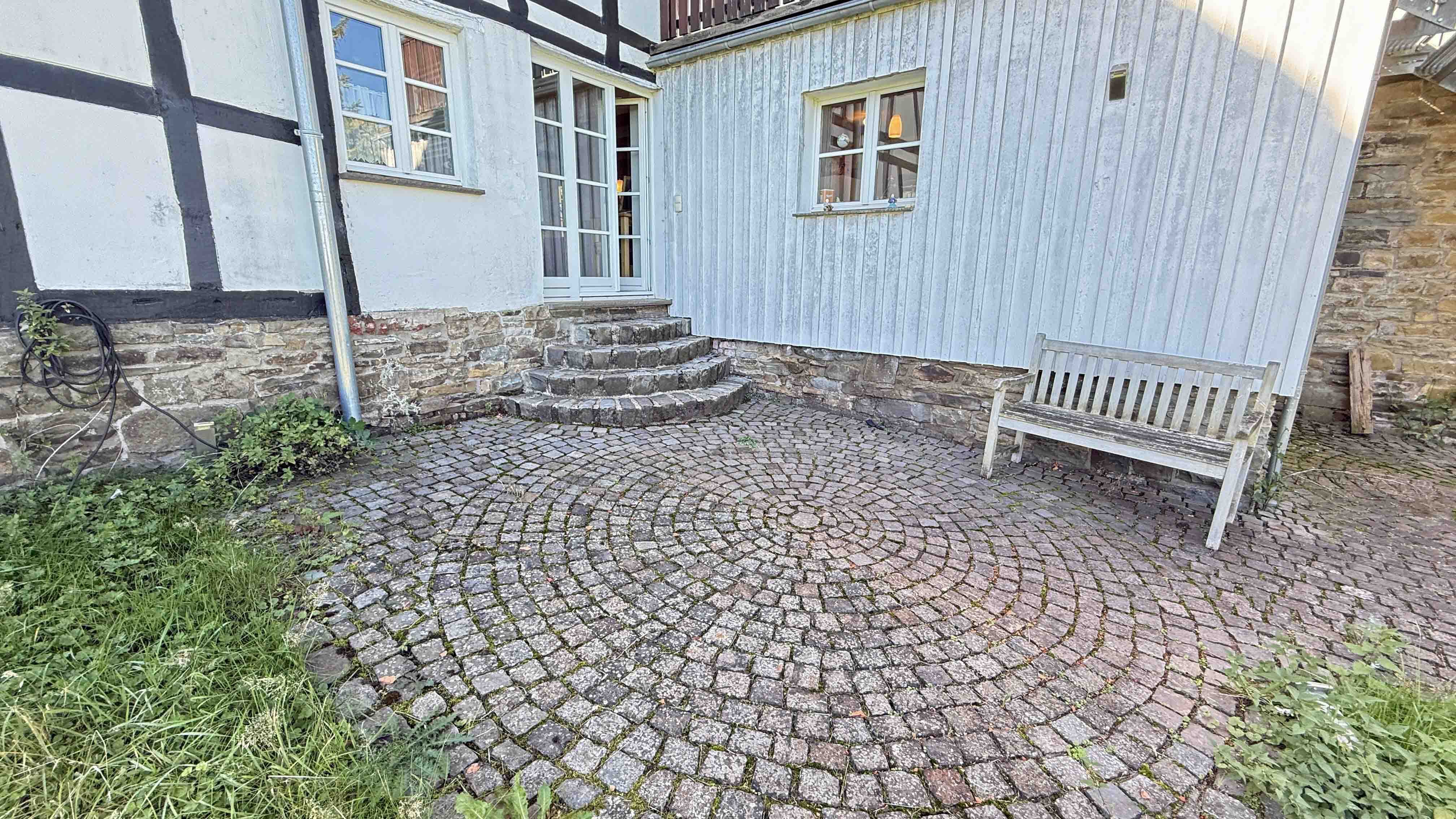 Reichshof-Kalbertal: 4-Häuser-Dorf mit angrenzenden Wiesen in Alleinlage, ...angrenzender Terrasse