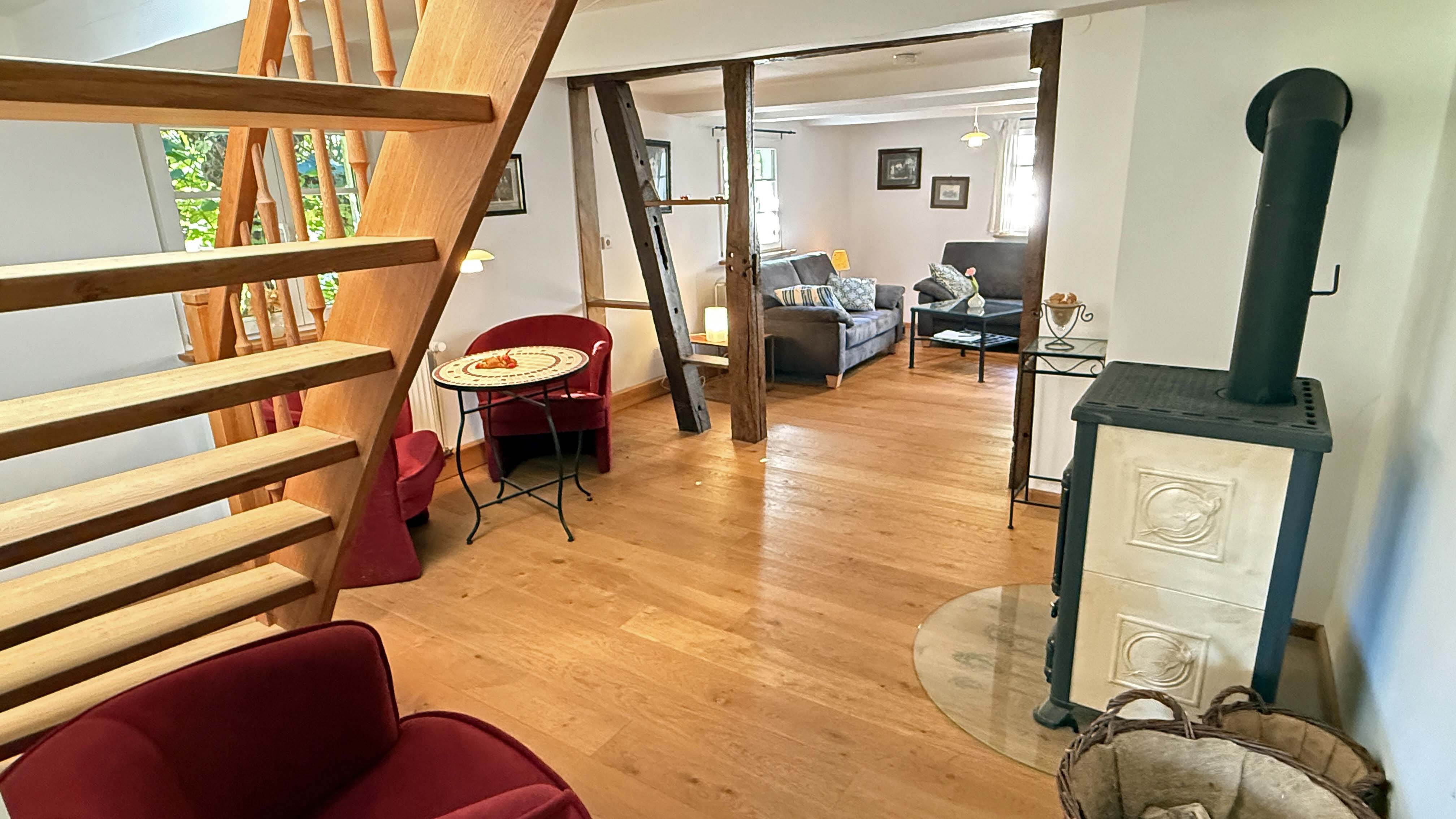 Reichshof-Kalbertal: 4-Häuser-Dorf mit angrenzenden Wiesen in Alleinlage, Wohnung OG/DG (127 m²) mit...