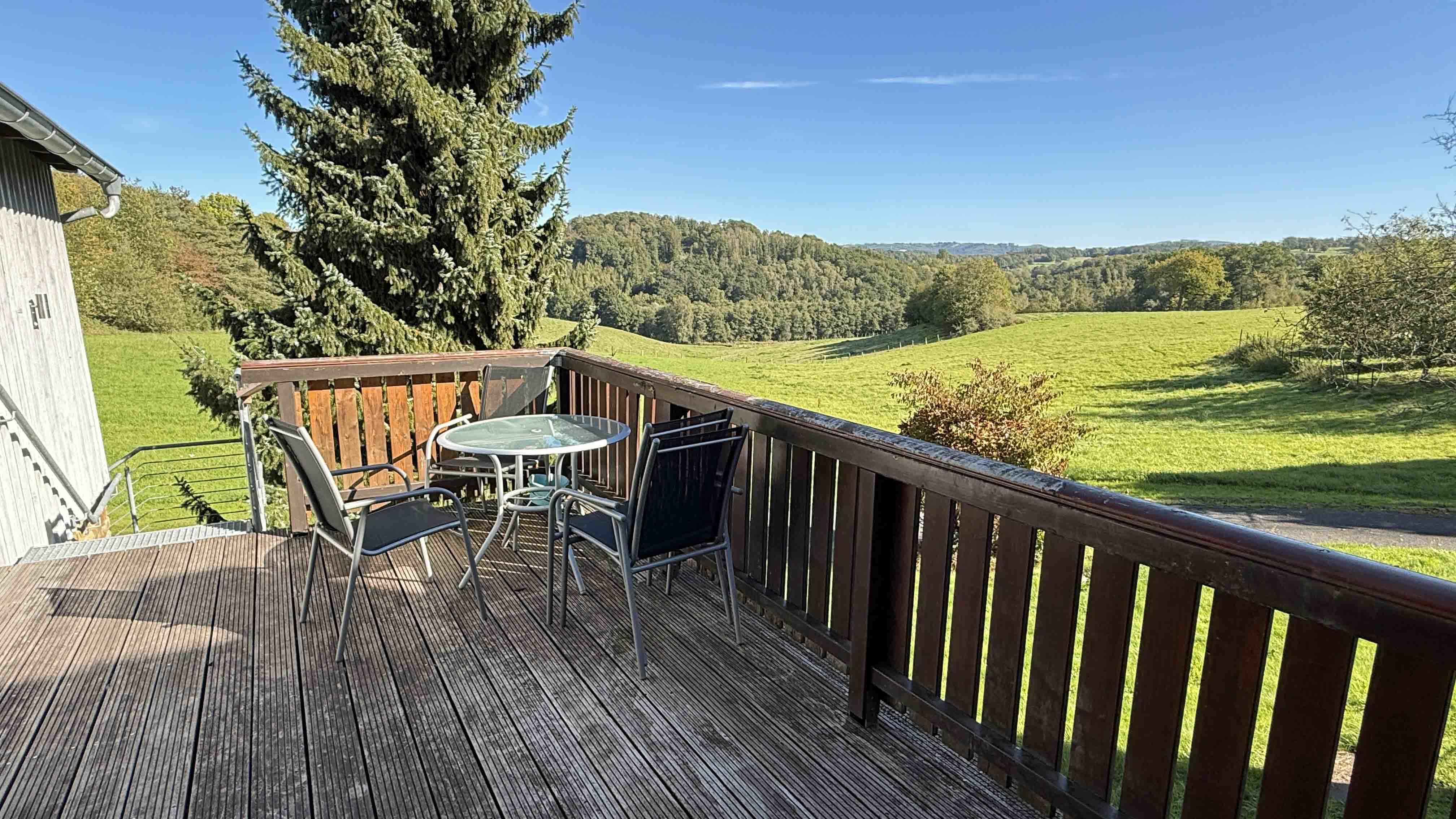 Reichshof-Kalbertal: 4-Häuser-Dorf mit angrenzenden Wiesen in Alleinlage, ...separatem Treppenaufgang u. Terrasse