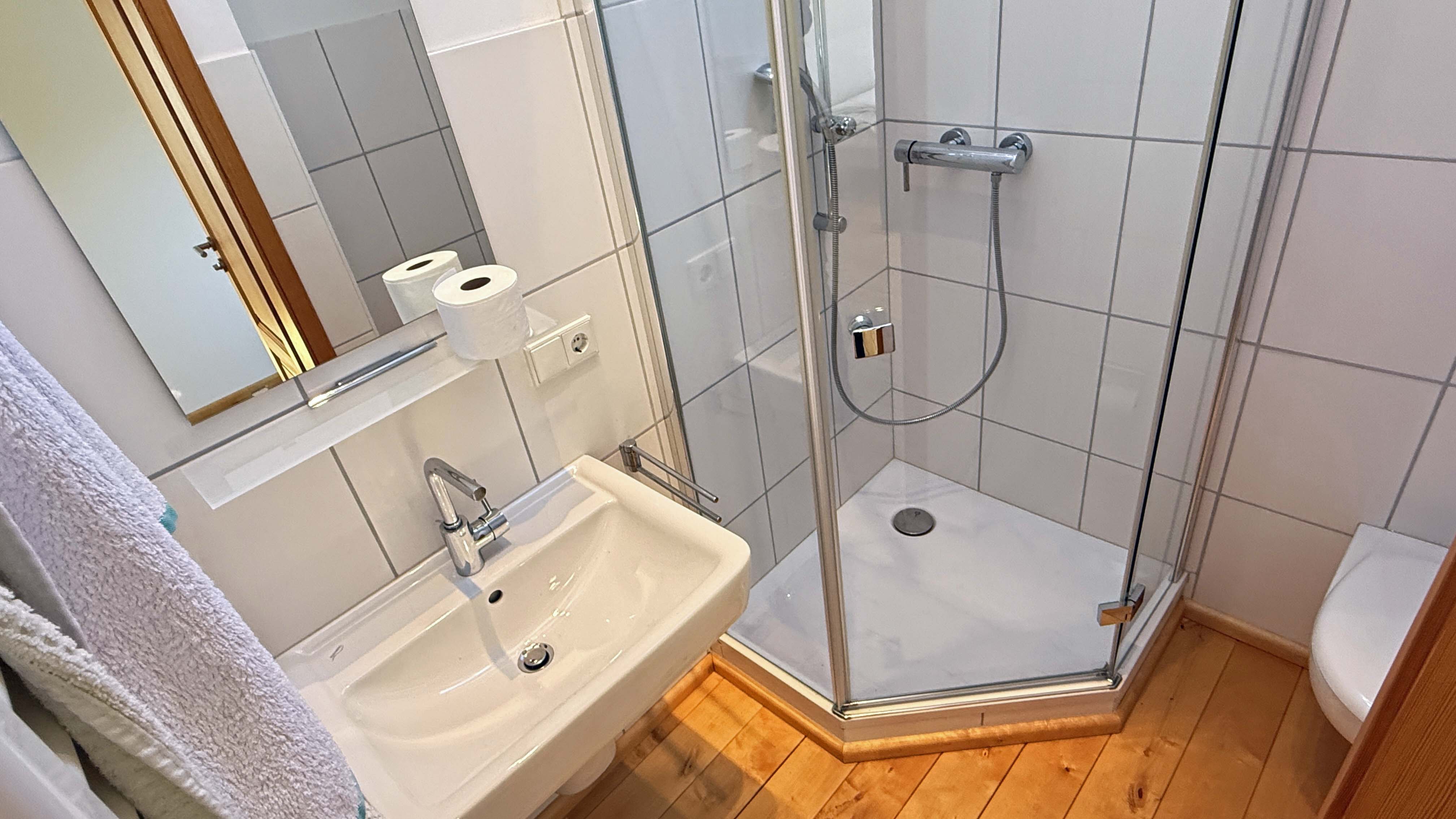 Reichshof-Kalbertal: 4-Häuser-Dorf mit angrenzenden Wiesen in Alleinlage, ...Duschbad/ WC