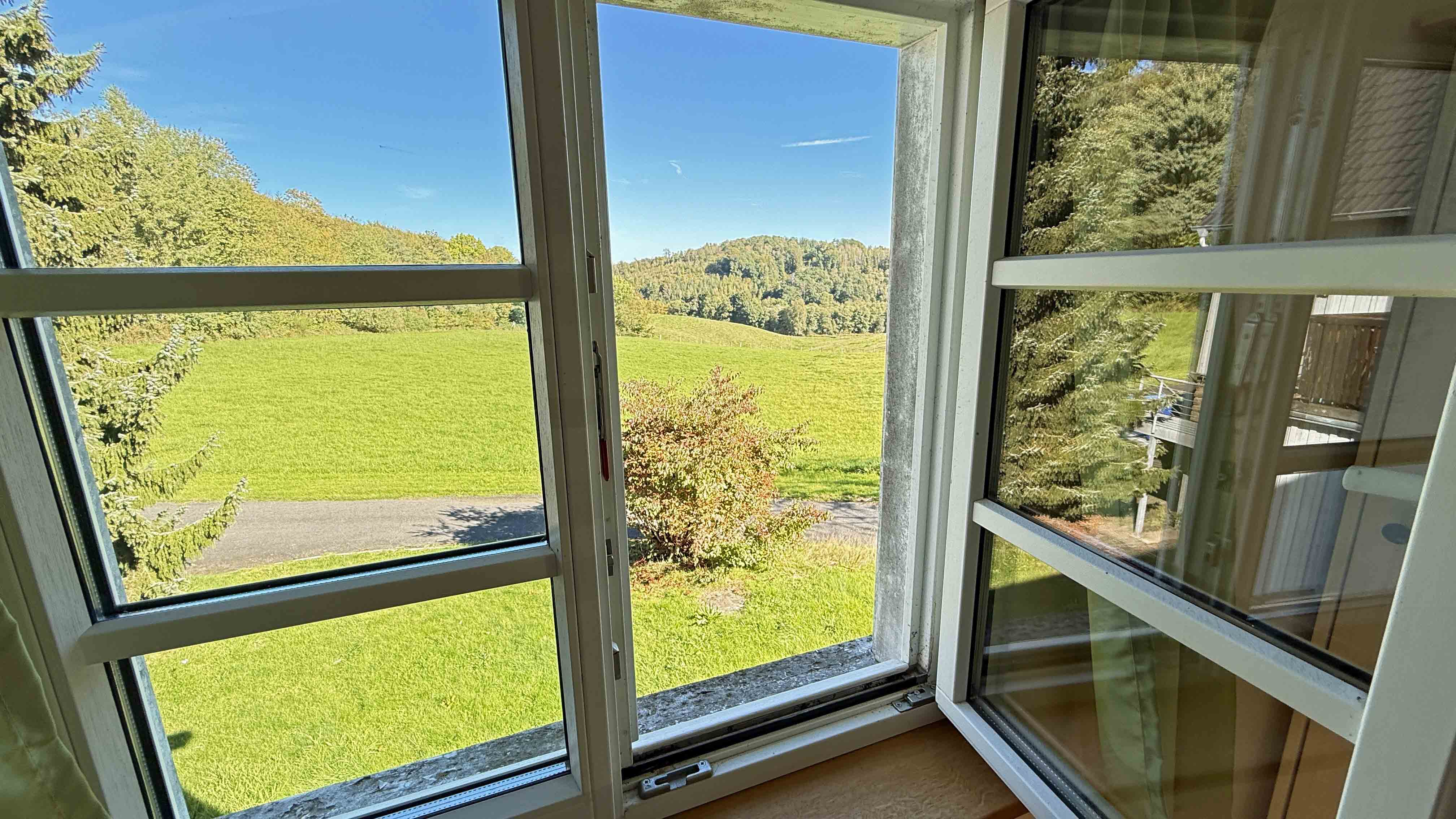 Reichshof-Kalbertal: 4-Häuser-Dorf mit angrenzenden Wiesen in Alleinlage, moderne Holz-Sprossenfenster, Bj. 2005 