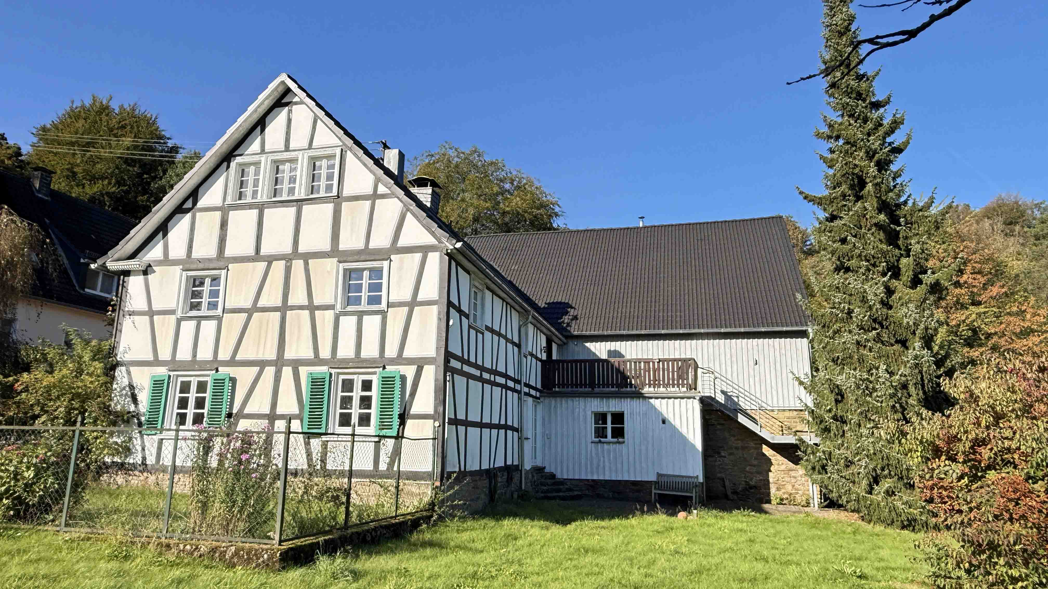 Reichshof-Kalbertal: 4-Häuser-Dorf mit angrenzenden Wiesen in Alleinlage, Haupthaus mit 2 stilvollen, separaten Wohnungen