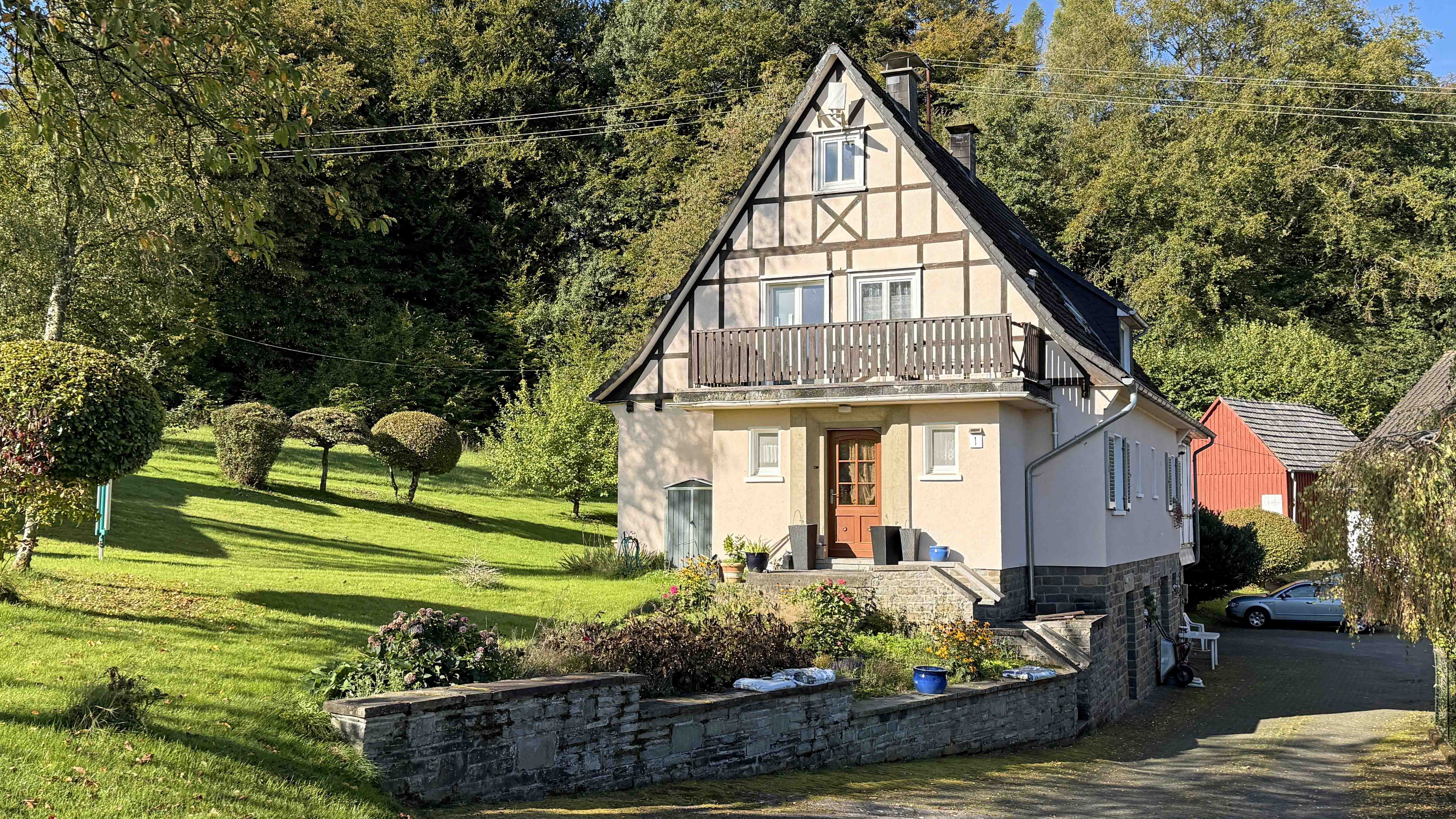 Reichshof-Kalbertal: 4-Häuser-Dorf mit angrenzenden Wiesen in Alleinlage, Mietshaus: 212 m² seit 2010  vermietet...