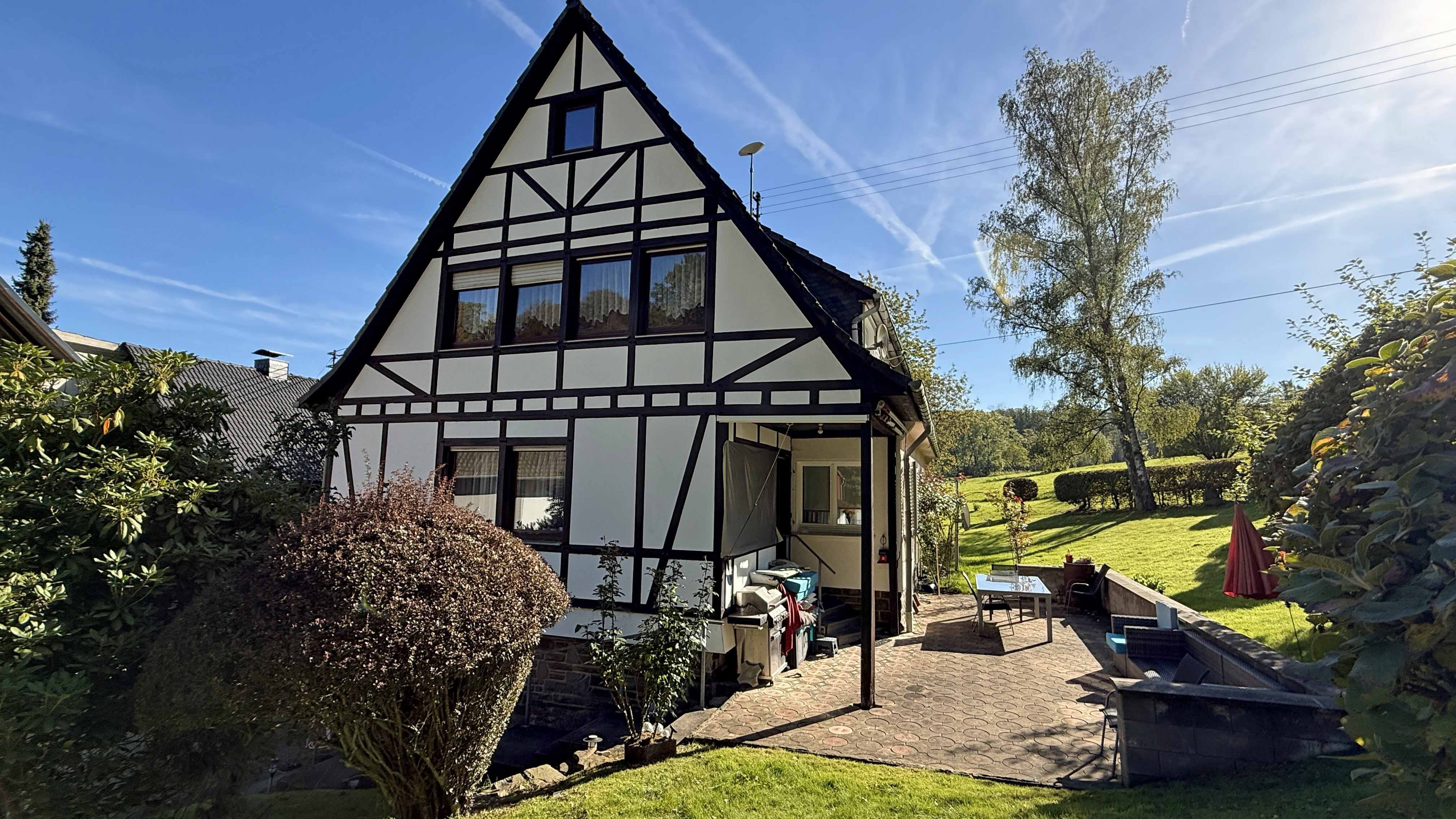 Reichshof-Kalbertal: 4-Häuser-Dorf mit angrenzenden Wiesen in Alleinlage, ...mit großer Terrasse an der Rück-/ Sonnenseite