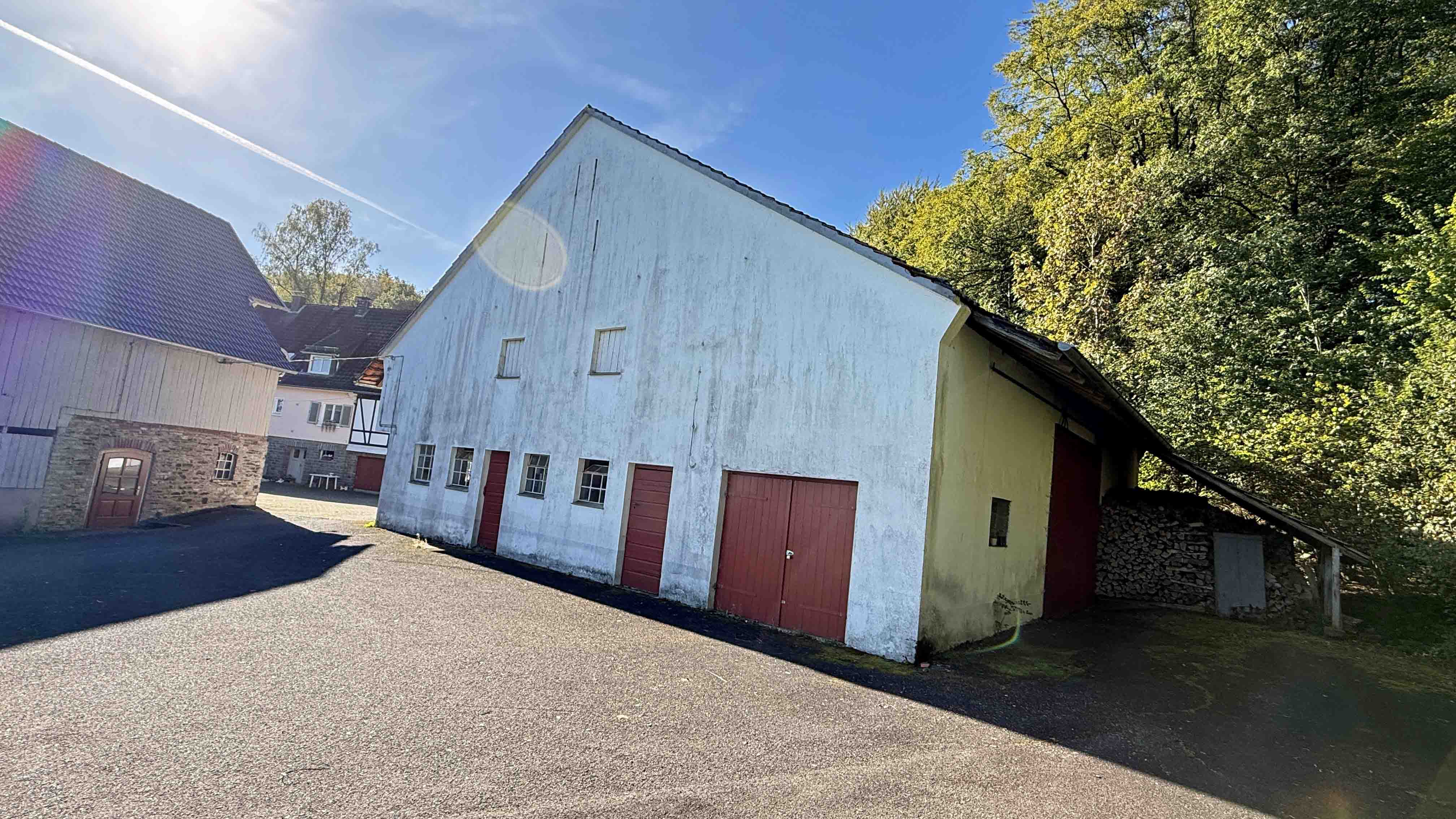 Reichshof-Kalbertal: 4-Häuser-Dorf mit angrenzenden Wiesen in Alleinlage, große, massive Scheune mit Stall, Garage und... 