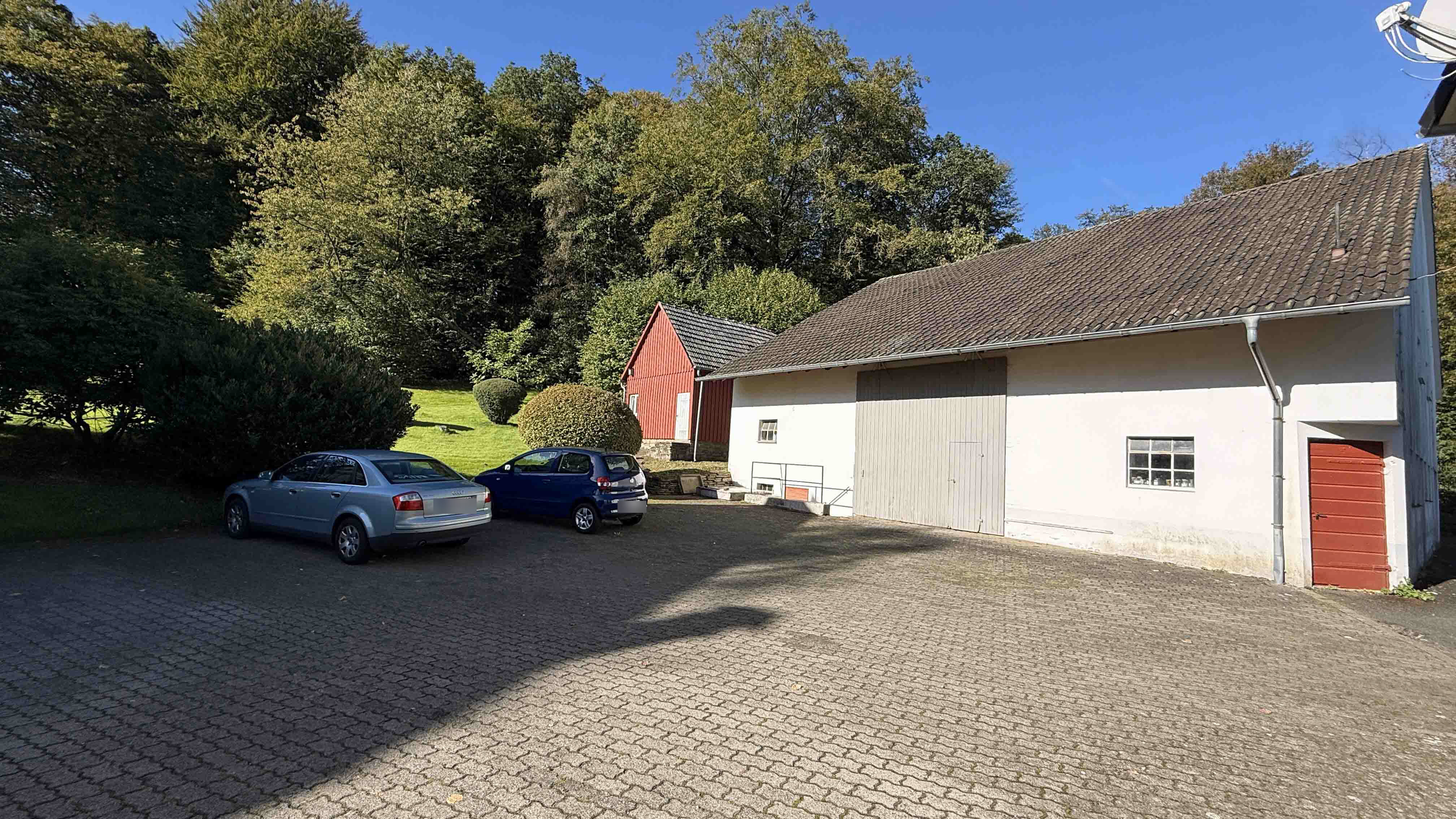 Reichshof-Kalbertal: 4-Häuser-Dorf mit angrenzenden Wiesen in Alleinlage, ..Wagenremise (Schiebetor), sowie Gartenhaus (rot)