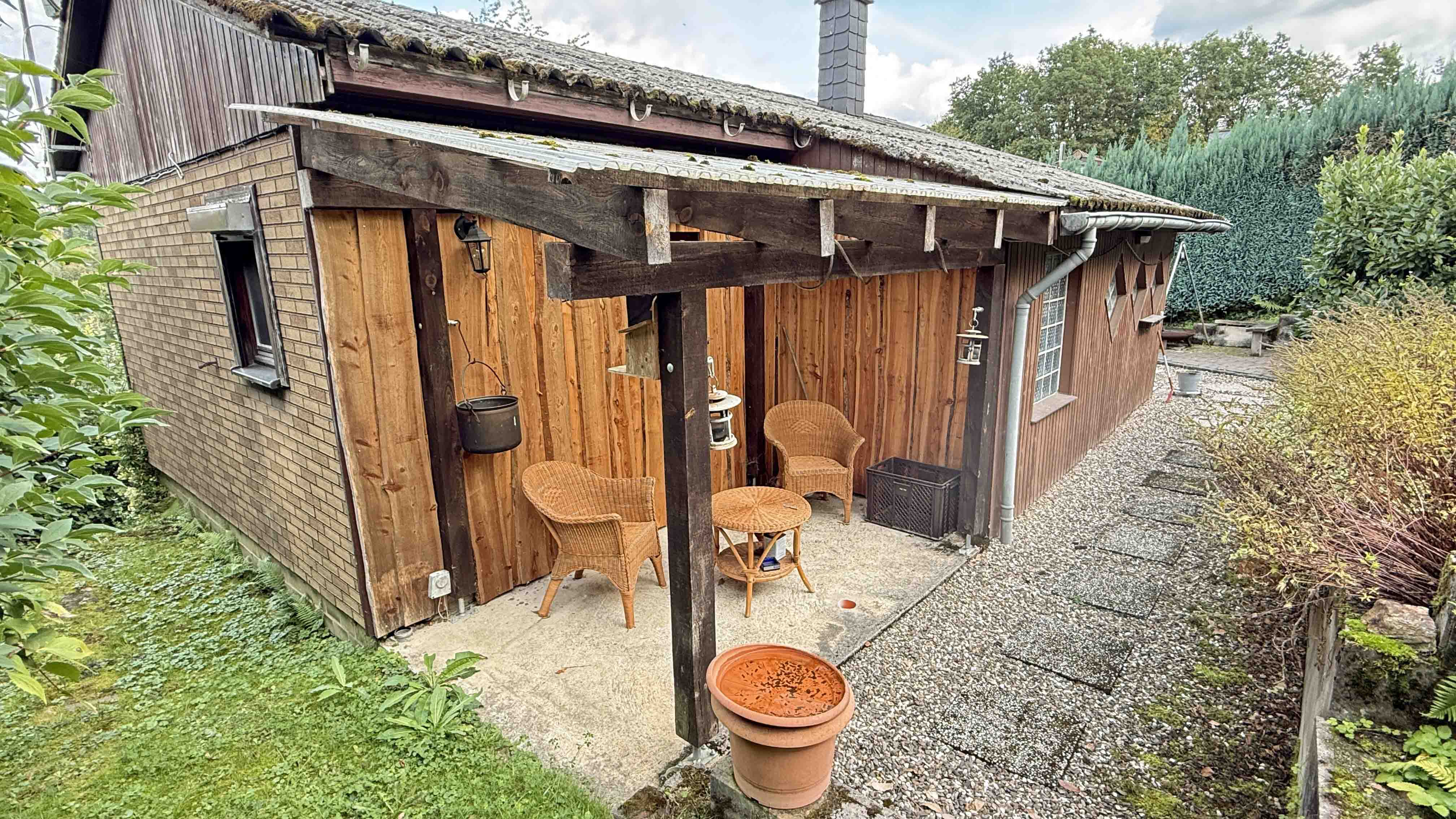 Morsbach-Böcklingen: Kleine, gemütliche Ruhe- und Wellnessoase, Hausrückseite mit überdachtem Sitzplatz