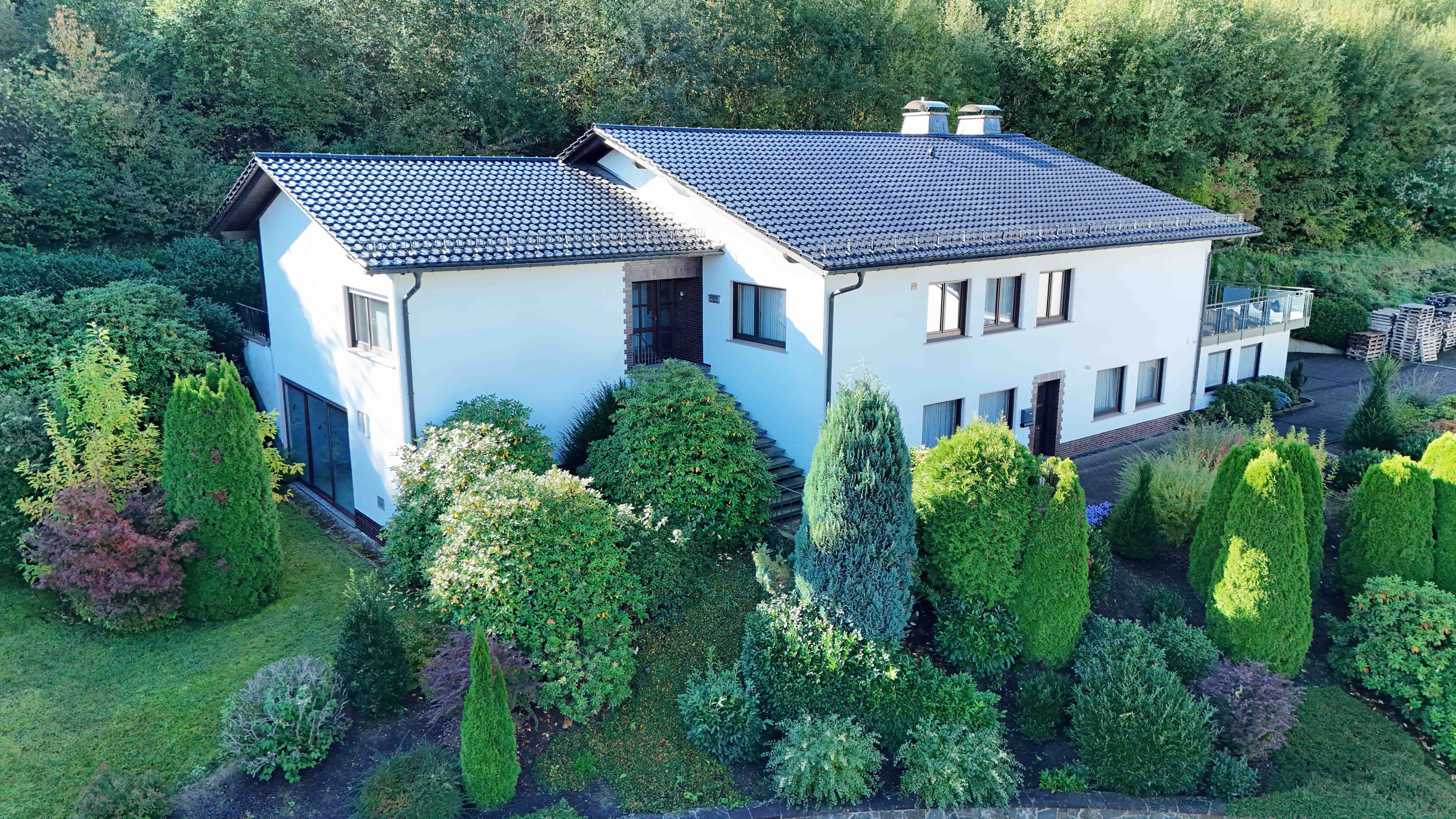 426 2-492 - Morsbach: Bauunternehmer-Bungalow mit Schwimmbad und Doppelgarage