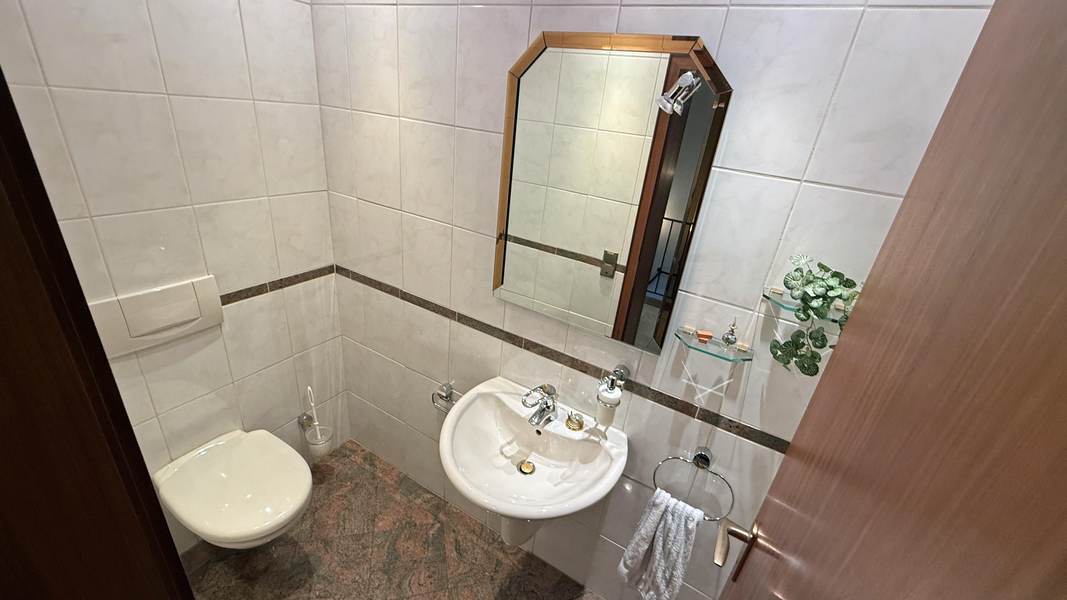 Morsbach: Bauunternehmer-Bungalow mit Schwimmbad und Doppelgarage, EG mit Gäste-, Kinder-, sowie Elterntoilette 