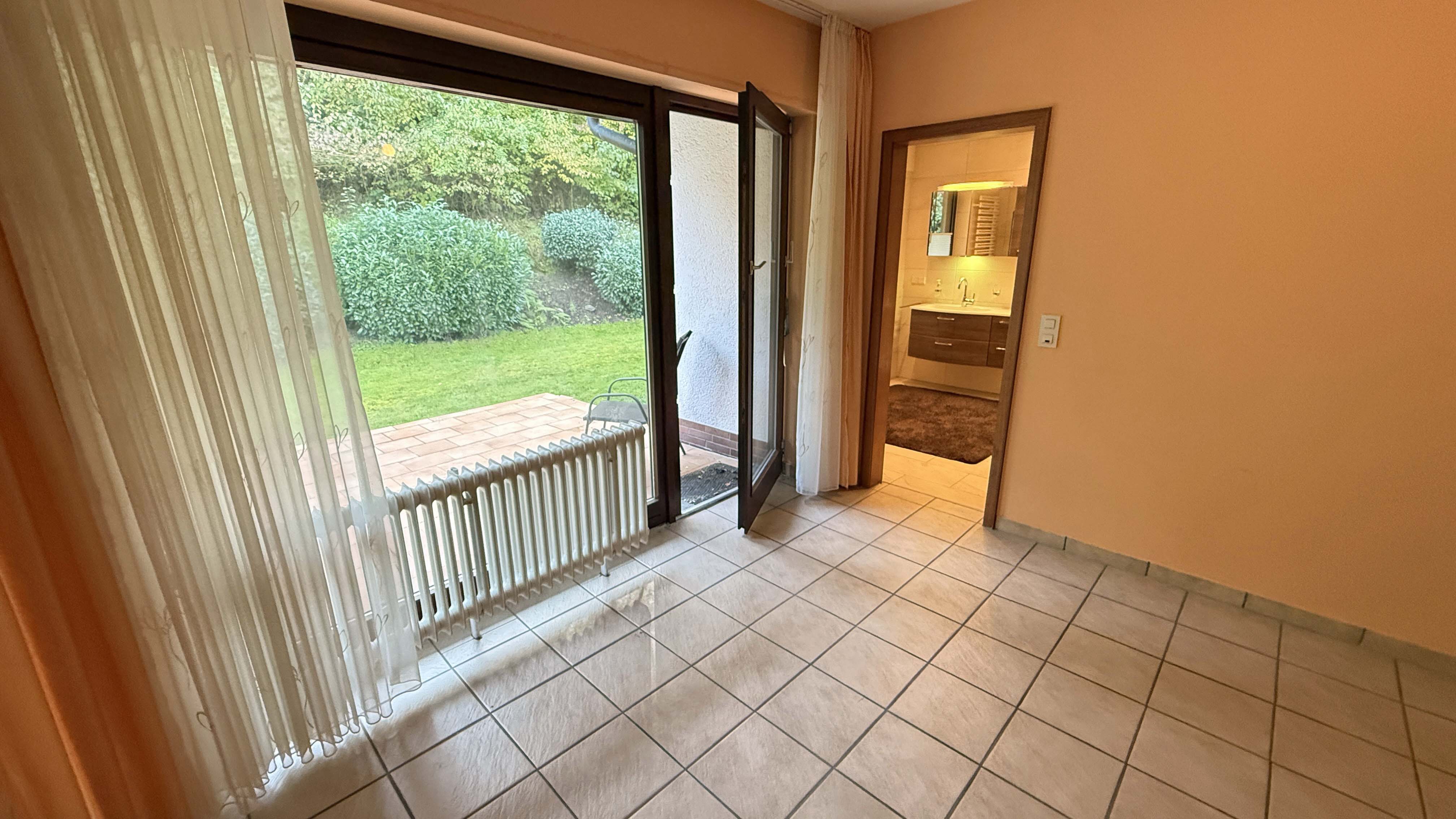 Morsbach: Bauunternehmer-Bungalow mit Schwimmbad und Doppelgarage, Elternbereich: Zimmer mit Terrasse,  Ankleide...